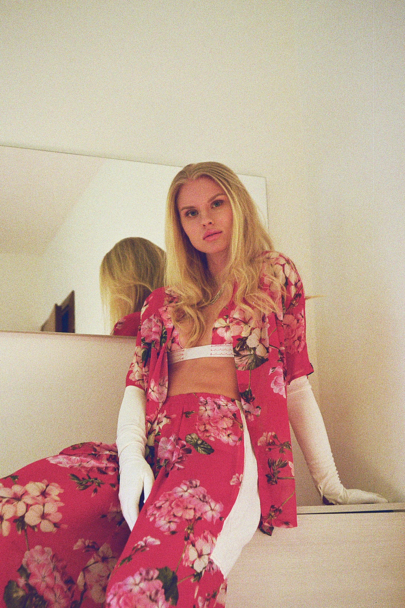 shirt + trousers + bra MARLEY ALBA, gloves + necklace VINTAGE MARKET