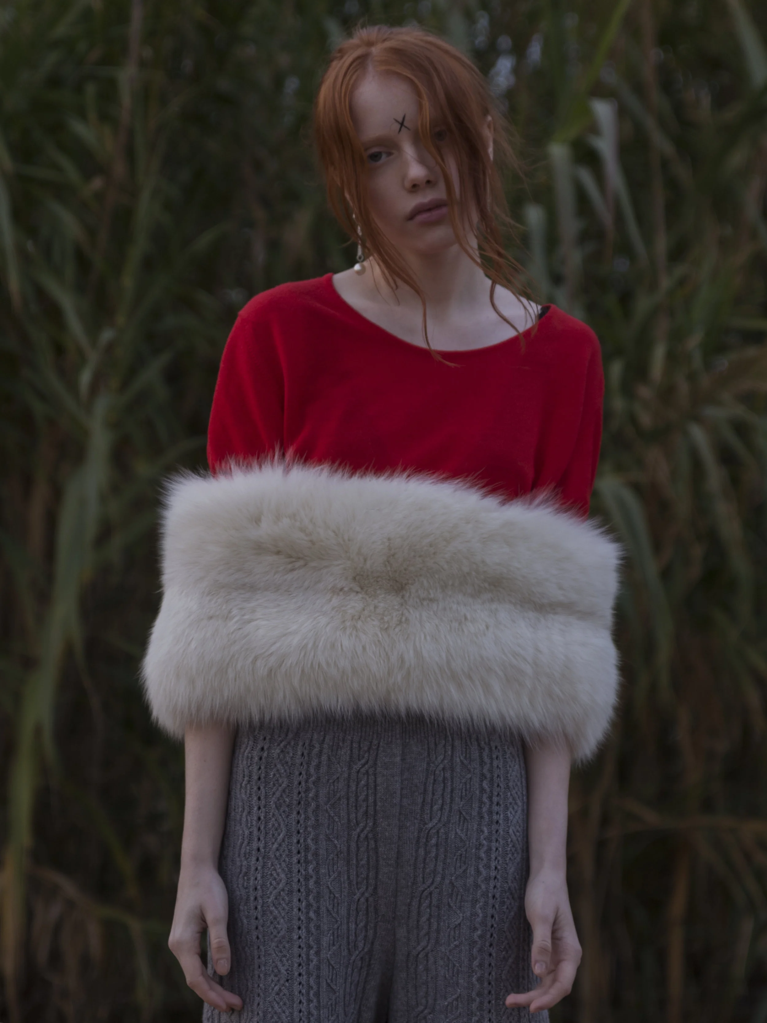 t-shirt ESCORPION, fur belt GUILLEM RODRIGUEZ, shorts TORRAS, earrings STYLIST'S COLLABORATION WITH HASTA EL COGOTE, sneakers REEBOK