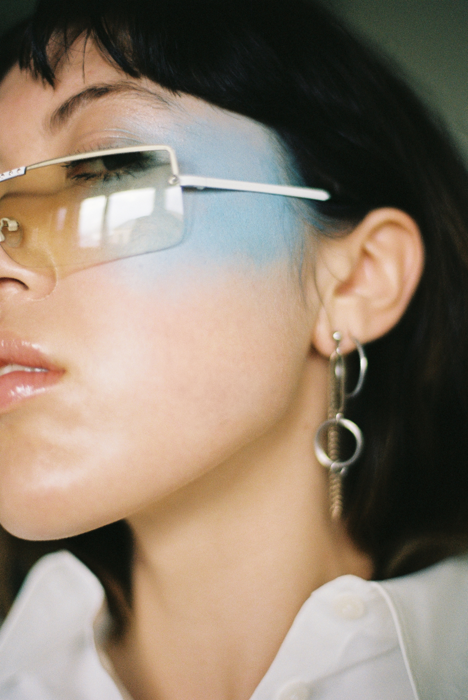shirt MM6 MAISON MARGIELA , mules MARYAM NASSI ZADEH , earrings JUSTINE CLENQUET , belt MODELS OWN, sunglasses STYLIST'S OWN