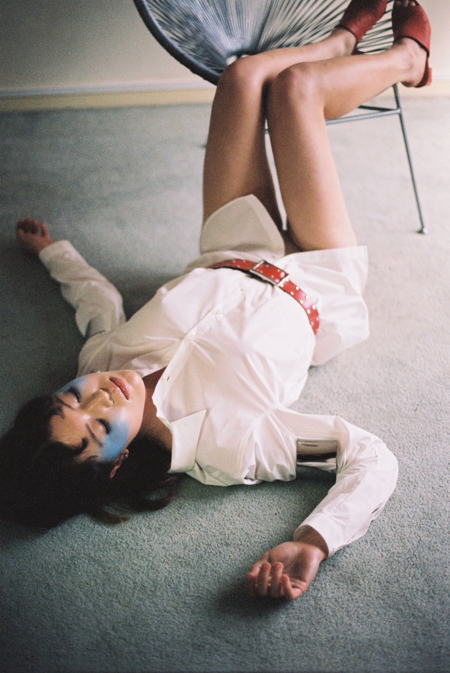shirt MM6 MAISON MARGIELA , mules MARYAM NASSI ZADEH , earrings JUSTINE CLENQUET , belt MODELS OWN, sunglasses STYLIST'S OWN