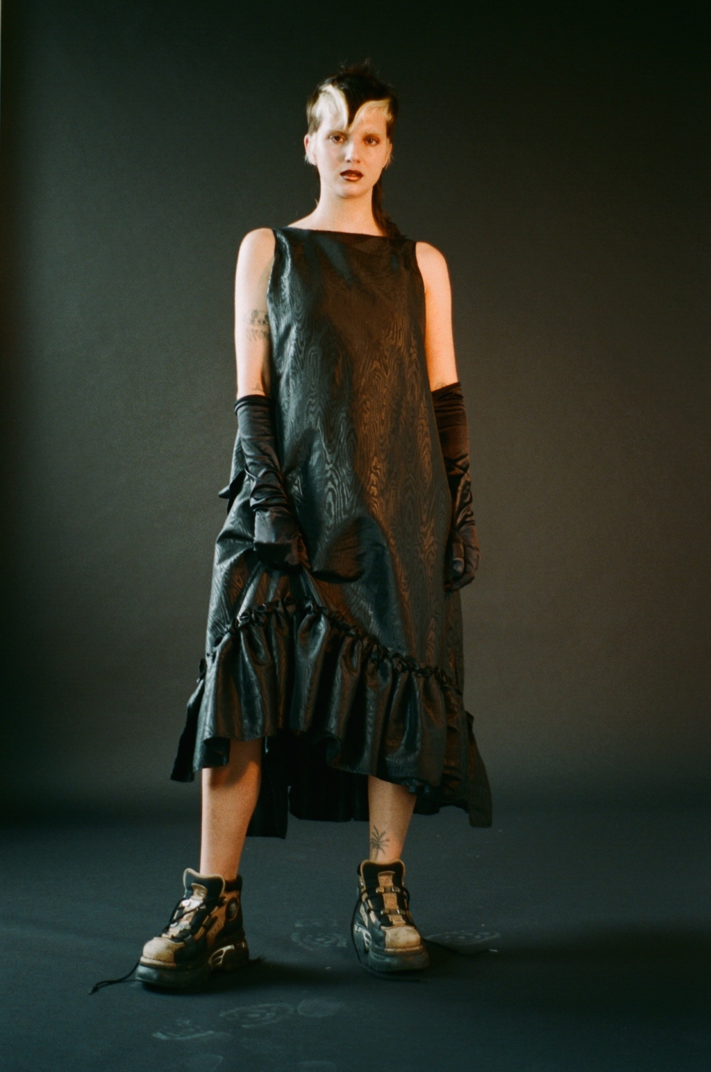 dress William Dill - Russell, gloves STYLIST'S OWN, shoes Buffalo