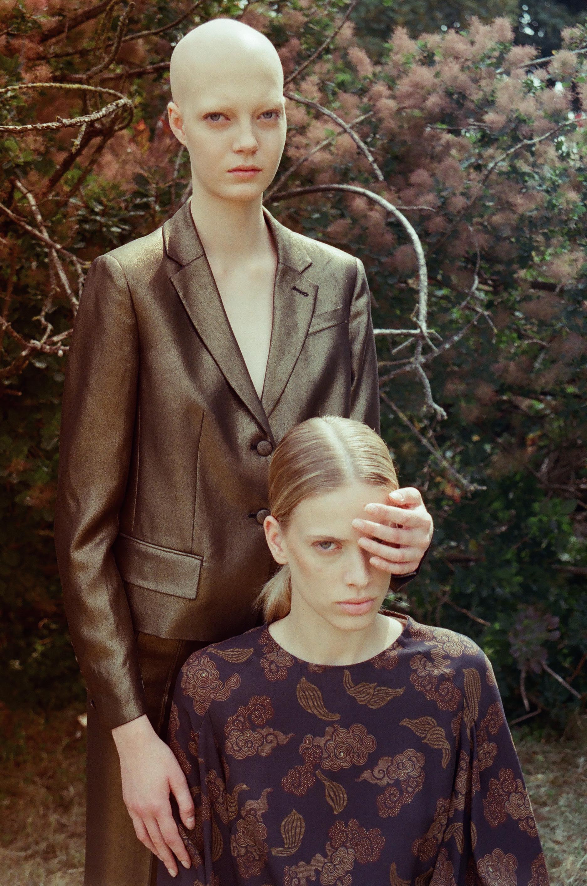 YANA WEARS TOTAL LOOK DAND UP, LAURA WEARS TOTAL LOOK DRIES VAN NOTEN