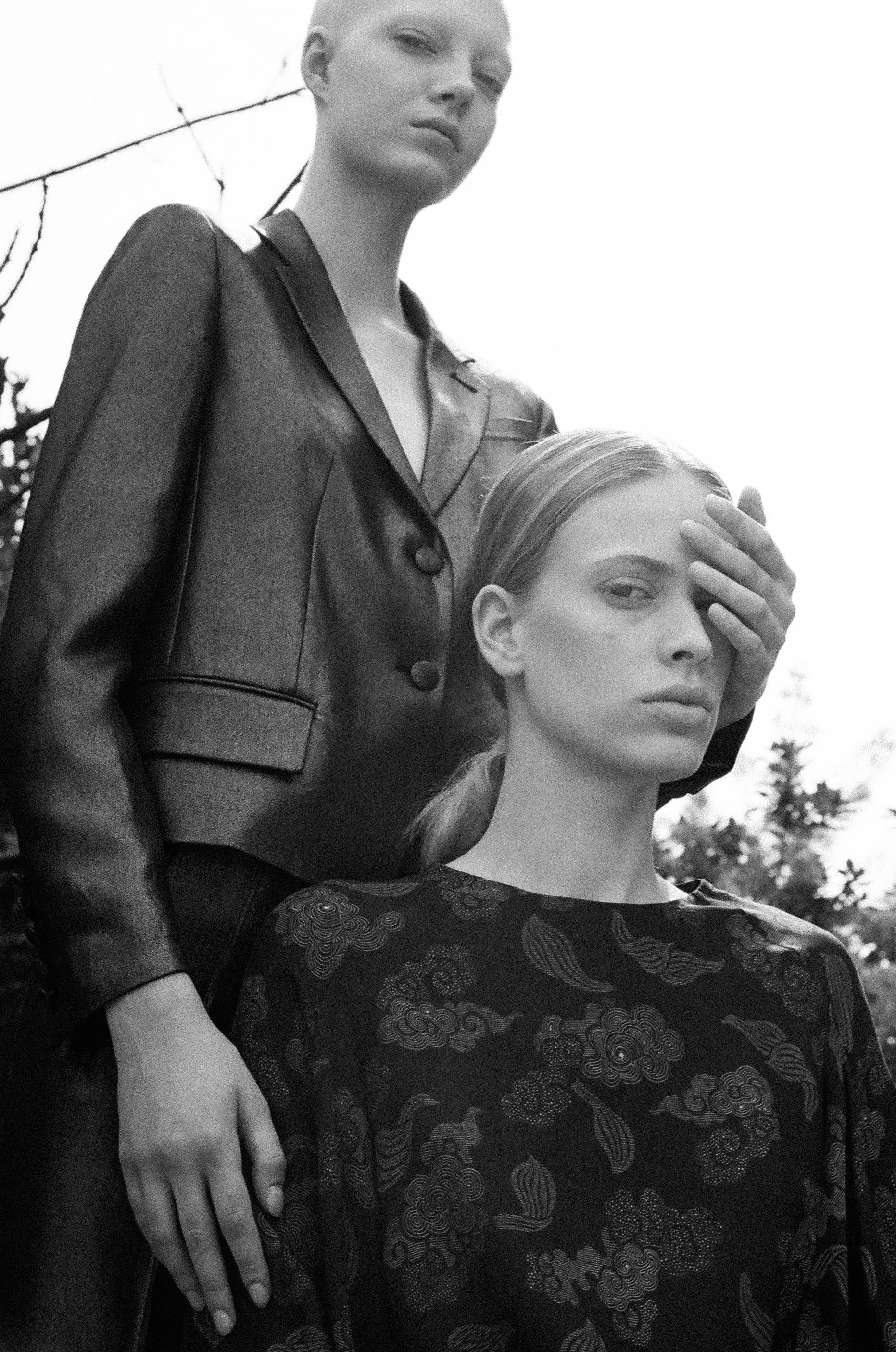 YANA WEARS TOTAL LOOK DAND UP, LAURA WEARS TOTAL LOOK DRIES VAN NOTEN