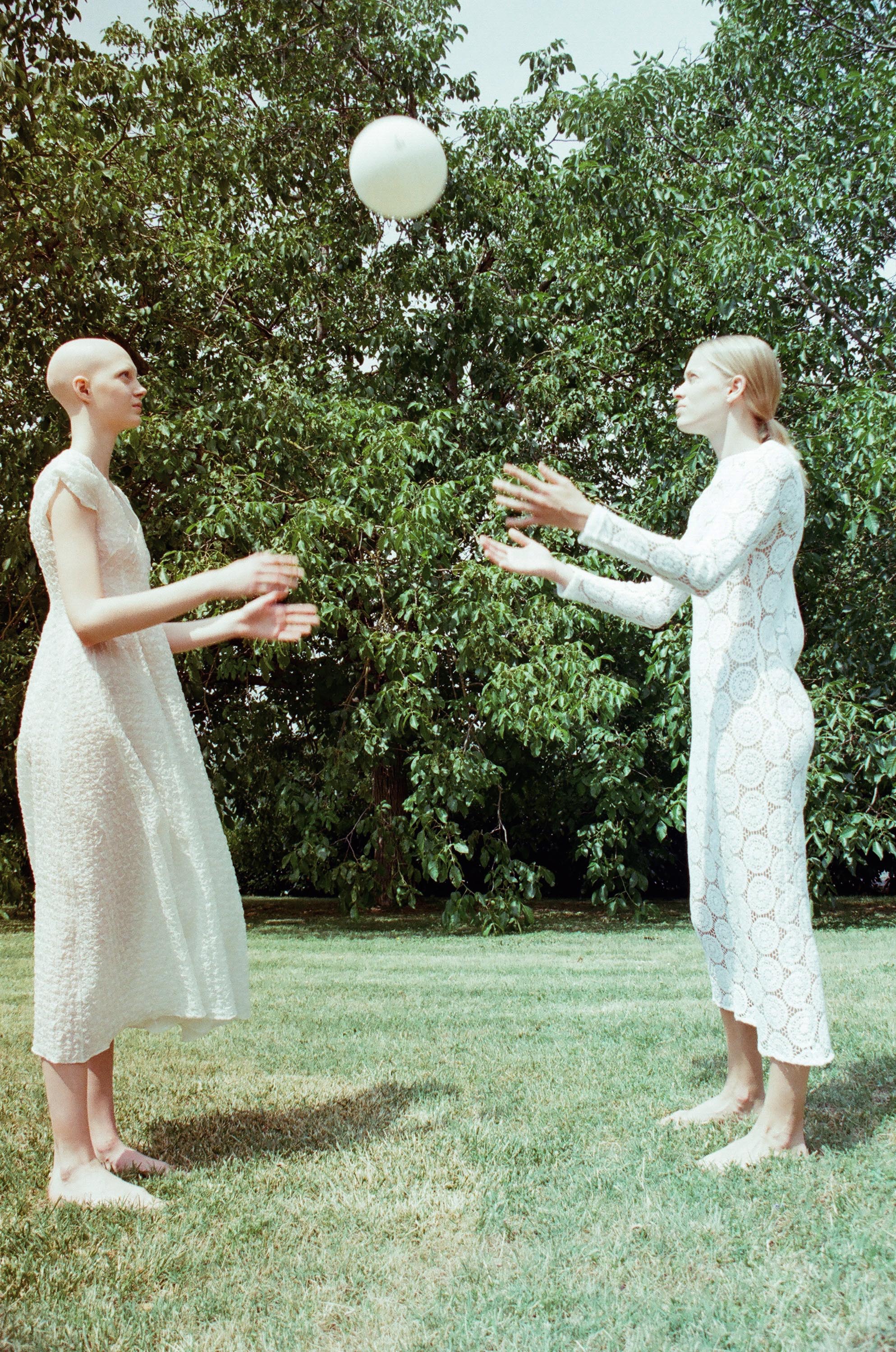 ANA WEARS DRESS DANIELA DEL CIMA, LAURA WEARS DRESS PHILOSOPHY