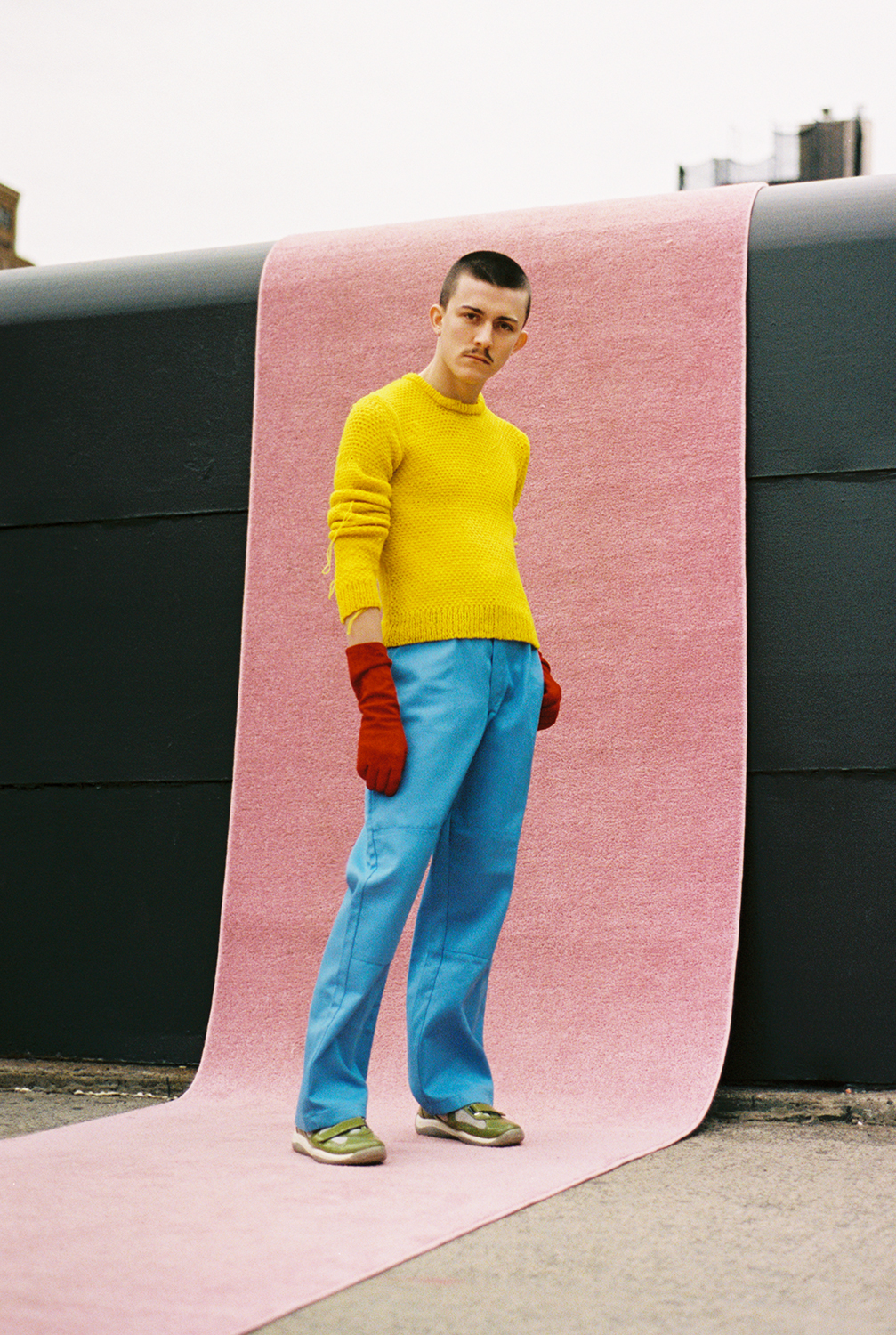 suede gloves VINTAGE, knit sweater J.W. ANDERSON, pants DICKIES, trainers PRADA