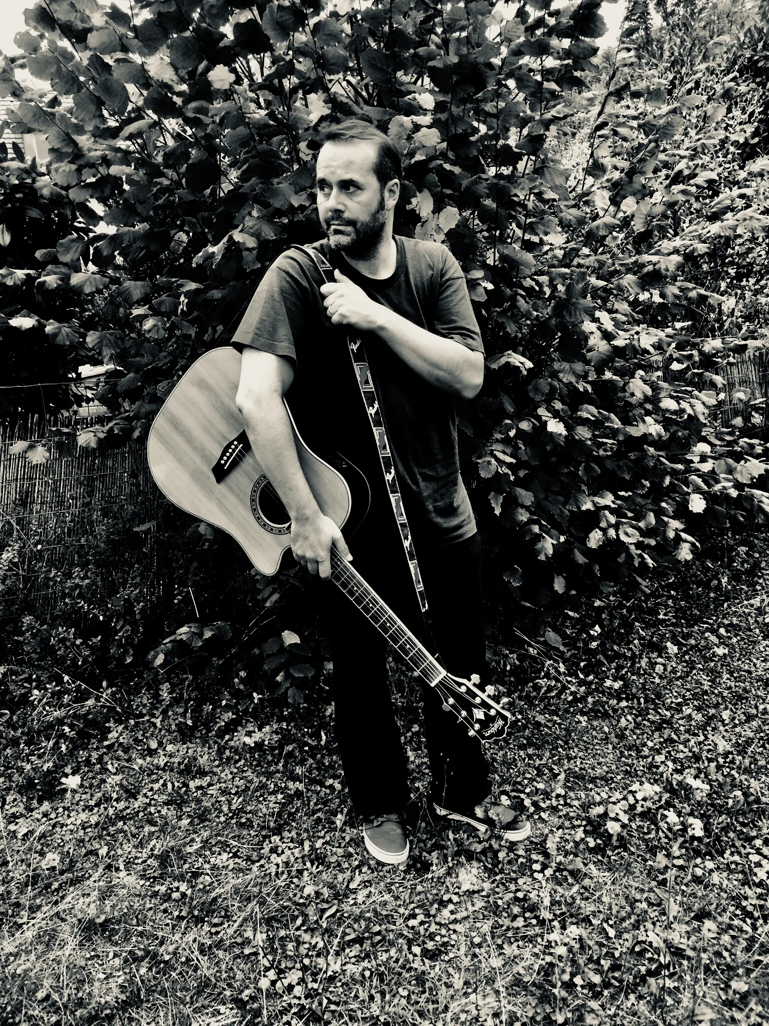 Felix Lopez mit Gitarre.jpg