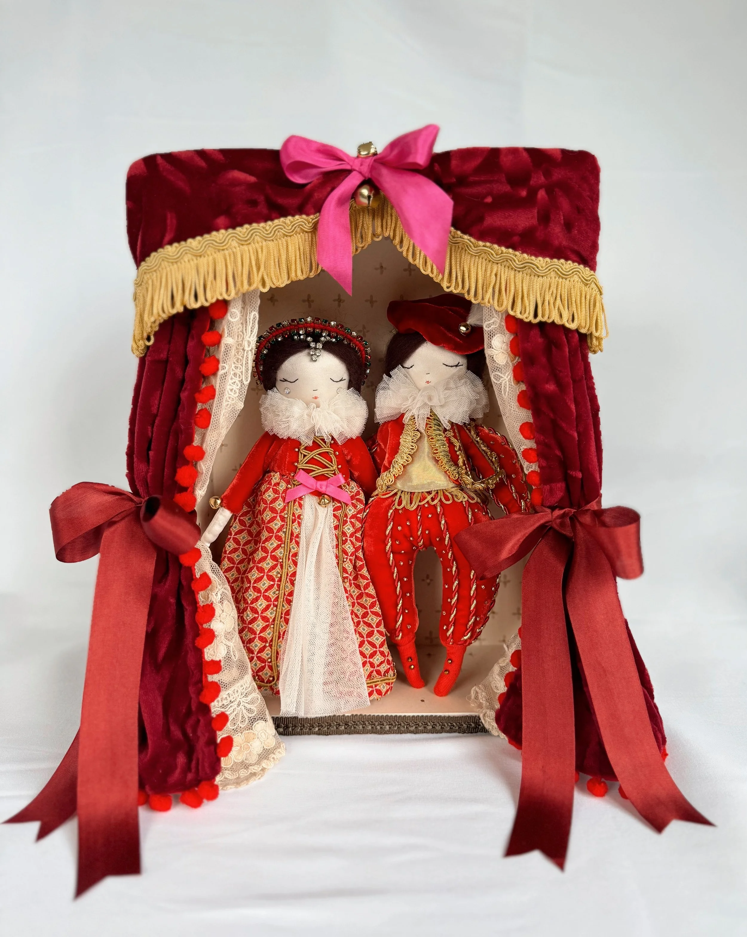  Red King and Queen  Unique Piece for Harrods Available here:  https://www.harrods.com/en-gb/p/alice-mary-lynch-christmas-hare-80cm-000000000007774915  