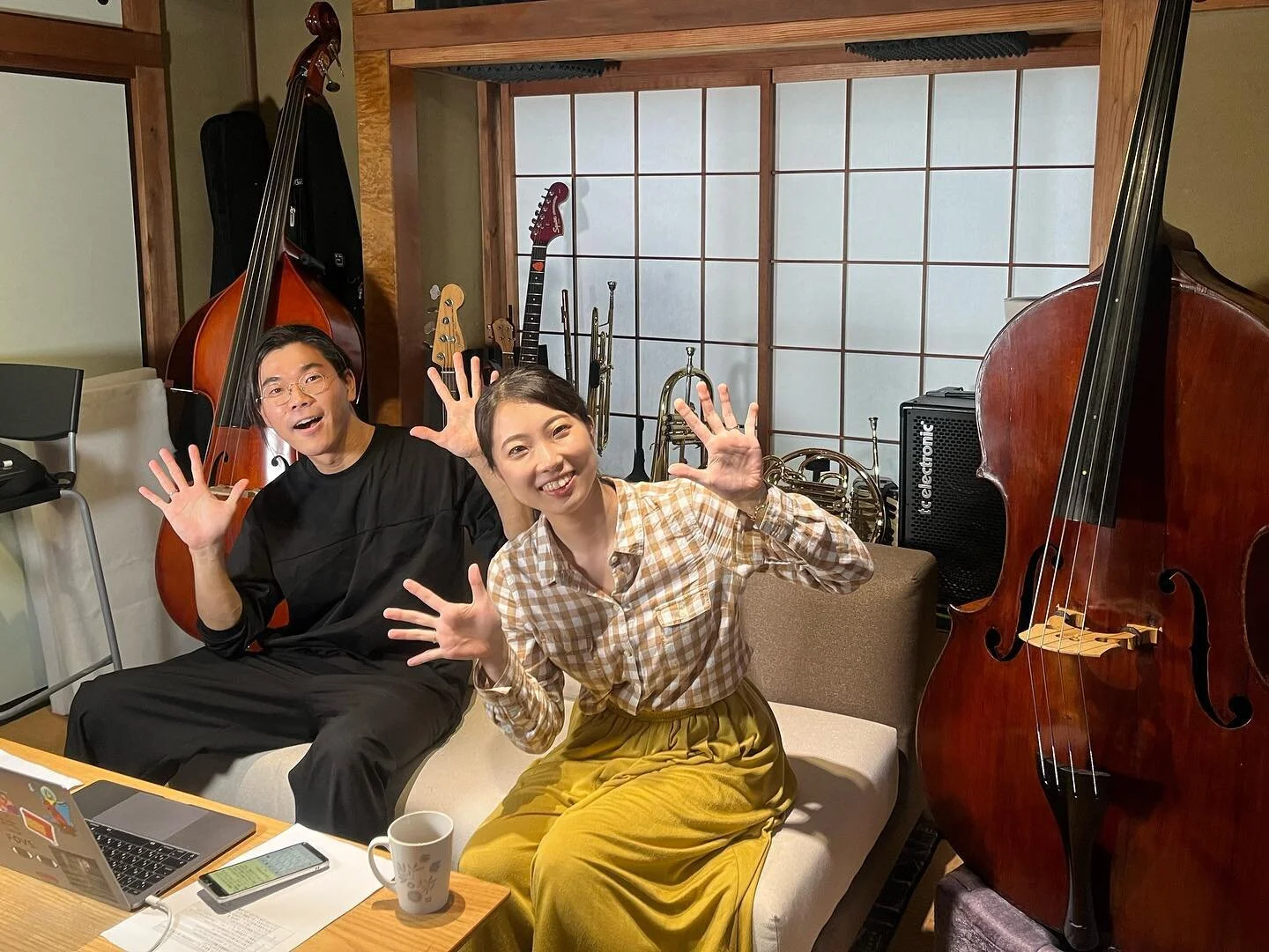 【ぱんだ小屋 第8回】

先日5/29(月)はYouTube LIVEぱんだ小屋第8回目の配信でした✨
コントラバスヒーローの地代所悠さんと、コントラバス博士の中村文音さんのお2人に登場していただき、大変濃い回でしたね！

「吹奏楽におけるコントラバスの意義は？」「かき消されないの？」「おすすめの曲は？」といった質問や、それぞれの結婚に関することも！
途中、胸をじーんとさせるような深いお話までありましたね☺️
終盤はお2人が使用している弓の紹介もありました！

コントラバスの世界は知らないことば