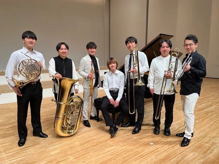 2023.07.01 日本原燃ふれあいコンサート
こぱんだウインズ

こぱんだウインズで青森へ🍎
途中には楽器紹介を挟みながら濃いプログラムでした！

なんと今回は約2,000人収容のホールが満席！
おかげさまで皆様の拍手が大迫力でした👏
2階席うしろまで音楽やエネルギーは届いたでしょうか〜？
たくさんのお客様に囲まれて演奏できるということで、奏者一同大変嬉しくいつも以上にわくわくする本番でした❣️
ご来場ありがとうございました！

また、今回は青森高校吹奏楽委員会の皆様との共演もありました