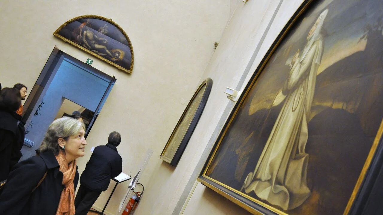 In ammirazione davanti ad una lunetta di Plautilla Nelli da poco esposta al pubblico