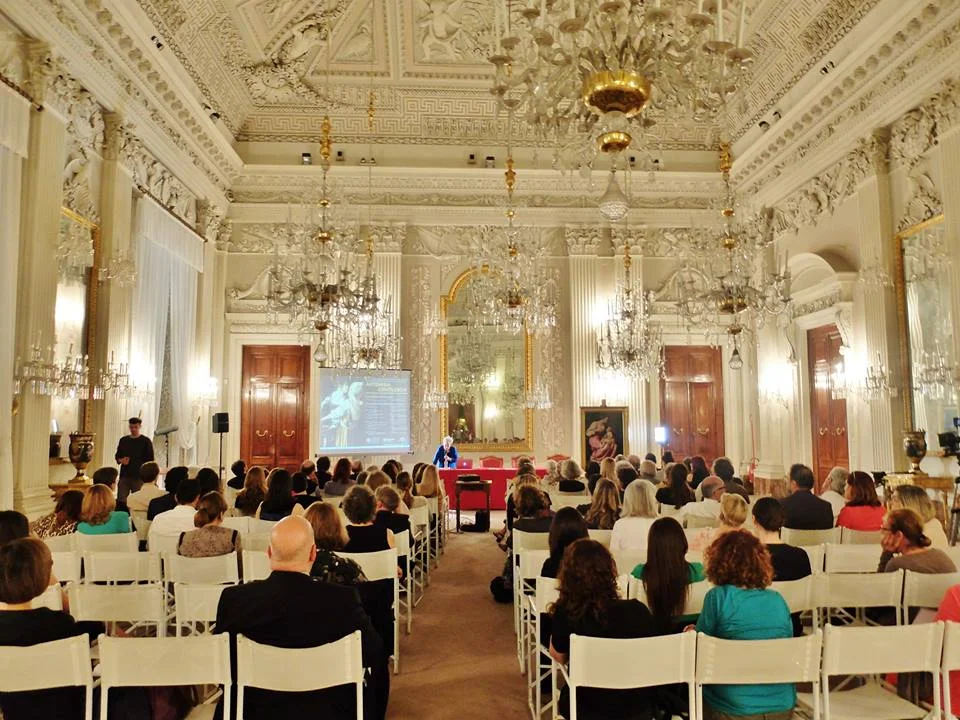 La relatrice Mary Garrand alla Galleria Palatina
Normal
0
14
false
false
false
IT
X-NONE
X-NONE
/* Style Definitions */
table.MsoNormalTable
{mso-style-name:"Tabella normale";
mso-tstyle-rowband-size:0;
mso-tstyle-colband-size:0;
mso-style-noshow:yes;
mso-style-priority:99;
mso-style-qformat:yes;
mso-style-parent:"";
mso-padding-alt:0cm 5.4pt 0cm 5.4pt;
mso-para-margin-top:0cm;
mso-para-margin-right:0cm;
mso-para-margin-bottom:10.0pt;
mso-para-margin-left:0cm;
line-height:115%;
mso-pagination:widow-orphan;
font-size:11.0pt;
font-family:"Calibri","sans-serif";
mso-ascii-font-family:Calibri;
mso-ascii-theme-font:minor-latin;
mso-fareast-font-family:"Times New Roman";
mso-fareast-theme-font:minor-fareast;
mso-hansi-font-family:Calibri;
mso-hansi-theme-font:minor-latin;}
Normal
0
14
false
false
false
IT
X-NONE
X-NONE
/* Style Definitions */
table.MsoNormalTable
{mso-style-name:"Tabella normale";
mso-tstyle-rowband-size:0;
mso-tstyle-colband-size:0;
mso-style-noshow:yes;
mso-style-priority:99;
mso-style-qformat:yes;
mso-style-parent:"";
mso-padding-alt:0cm 5.4pt 0cm 5.4pt;
mso-para-margin-top:0cm;
mso-para-margin-right:0cm;
mso-para-margin-bottom:10.0pt;
mso-para-margin-left:0cm;
line-height:115%;
mso-pagination:widow-orphan;
font-size:11.0pt;
font-family:"Calibri","sans-serif";
mso-ascii-font-family:Calibri;
mso-ascii-theme-font:minor-latin;
mso-fareast-font-family:"Times New Roman";
mso-fareast-theme-font:minor-fareast;
mso-hansi-font-family:Calibri;
mso-hansi-theme-font:minor-latin;}
Normal
0
14
false
false
false
IT
X-NONE
X-NONE
/* Style Definitions */
table.MsoNormalTable
{mso-style-name:"Tabella normale";
mso-tstyle-rowband-size:0;
mso-tstyle-colband-size:0;
mso-style-noshow:yes;
mso-style-priority:99;
mso-style-qformat:yes;
mso-style-parent:"";
mso-padding-alt:0cm 5.4pt 0cm 5.4pt;
mso-para-margin-top:0cm;
mso-para-margin-right:0cm;
mso-para-margin-bottom:10.0pt;
mso-para-margin-left:0cm;
line-height:115%;
mso-pagination:widow-orphan;
font-size:11.0pt;
font-family:"Calibri","sans-serif";
mso-ascii-font-family:Calibri;
mso-ascii-theme-font:minor-latin;
mso-fareast-font-family:"Times New Roman";
mso-fareast-theme-font:minor-fareast;
mso-hansi-font-family:Calibri;
mso-hansi-theme-font:minor-latin;}
Normal
0
14
false
false
false
IT
X-NONE
X-NONE
/* Style Definitions */
table.MsoNormalTable
{mso-style-name:"Tabella normale";
mso-tstyle-rowband-size:0;
mso-tstyle-colband-size:0;
mso-style-noshow:yes;
mso-style-priority:99;
mso-style-qformat:yes;
mso-style-parent:"";
mso-padding-alt:0cm 5.4pt 0cm 5.4pt;
mso-para-margin-top:0cm;
mso-para-margin-right:0cm;
mso-para-margin-bottom:10.0pt;
mso-para-margin-left:0cm;
line-height:115%;
mso-pagination:widow-orphan;
font-size:11.0pt;
font-family:"Calibri","sans-serif";
mso-ascii-font-family:Calibri;
mso-ascii-theme-font:minor-latin;
mso-fareast-font-family:"Times New Roman";
mso-fareast-theme-font:minor-fareast;
mso-hansi-font-family:Calibri;
mso-hansi-theme-font:minor-latin;}
Normal
0
14
false
false
false
IT
X-NONE
X-NONE
/* Style Definitions */
table.MsoNormalTable
{mso-style-name:"Tabella normale";
mso-tstyle-rowband-size:0;
mso-tstyle-colband-size:0;
mso-style-noshow:yes;
mso-style-priority:99;
mso-style-qformat:yes;
mso-style-parent:"";
mso-padding-alt:0cm 5.4pt 0cm 5.4pt;
mso-para-margin-top:0cm;
mso-para-margin-right:0cm;
mso-para-margin-bottom:10.0pt;
mso-para-margin-left:0cm;
line-height:115%;
mso-pagination:widow-orphan;
font-size:11.0pt;
font-family:"Calibri","sans-serif";
mso-ascii-font-family:Calibri;
mso-ascii-theme-font:minor-latin;
mso-fareast-font-family:"Times New Roman";
mso-fareast-theme-font:minor-fareast;
mso-hansi-font-family:Calibri;
mso-hansi-theme-font:minor-latin;}
Normal
0
14
false
false
false
IT
X-NONE
X-NONE
/* Style Definitions */
table.MsoNormalTable
{mso-style-name:"Tabella normale";
mso-tstyle-rowband-size:0;
mso-tstyle-colband-size:0;
mso-style-noshow:yes;
mso-style-priority:99;
mso-style-qformat:yes;
mso-style-parent:"";
mso-padding-alt:0cm 5.4pt 0cm 5.4pt;
mso-para-margin-top:0cm;
mso-para-margin-right:0cm;
mso-para-margin-bottom:10.0pt;
mso-para-margin-left:0cm;
line-height:115%;
mso-pagination:widow-orphan;
font-size:11.0pt;
font-family:"Calibri","sans-serif";
mso-ascii-font-family:Calibri;
mso-ascii-theme-font:minor-latin;
mso-fareast-font-family:"Times New Roman";
mso-fareast-theme-font:minor-fareast;
mso-hansi-font-family:Calibri;
mso-hansi-theme-font:minor-latin;}
Normal
0
14
false
false
false
IT
X-NONE
X-NONE
/* Style Definitions */
table.MsoNormalTable
{mso-style-name:"Tabella normale";
mso-tstyle-rowband-size:0;
mso-tstyle-colband-size:0;
mso-style-noshow:yes;
mso-style-priority:99;
mso-style-qformat:yes;
mso-style-parent:"";
mso-padding-alt:0cm 5.4pt 0cm 5.4pt;
mso-para-margin-top:0cm;
mso-para-margin-right:0cm;
mso-para-margin-bottom:10.0pt;
mso-para-margin-left:0cm;
line-height:115%;
mso-pagination:widow-orphan;
font-size:11.0pt;
font-family:"Calibri","sans-serif";
mso-ascii-font-family:Calibri;
mso-ascii-theme-font:minor-latin;
mso-fareast-font-family:"Times New Roman";
mso-fareast-theme-font:minor-fareast;
mso-hansi-font-family:Calibri;
mso-hansi-theme-font:minor-latin;}
Normal
0
14
false
false
false
IT
X-NONE
X-NONE
/* Style Definitions */
table.MsoNormalTable
{mso-style-name:"Tabella normale";
mso-tstyle-rowband-size:0;
mso-tstyle-colband-size:0;
mso-style-noshow:yes;
mso-style-priority:99;
mso-style-qformat:yes;
mso-style-parent:"";
mso-padding-alt:0cm 5.4pt 0cm 5.4pt;
mso-para-margin-top:0cm;
mso-para-margin-right:0cm;
mso-para-margin-bottom:10.0pt;
mso-para-margin-left:0cm;
line-height:115%;
mso-pagination:widow-orphan;
font-size:11.0pt;
font-family:"Calibri","sans-serif";
mso-ascii-font-family:Calibri;
mso-ascii-theme-font:minor-latin;
mso-fareast-font-family:"Times New Roman";
mso-fareast-theme-font:minor-fareast;
mso-hansi-font-family:Calibri;
mso-hansi-theme-font:minor-latin;}
Normal
0
14
false
false
false
IT
X-NONE
X-NONE
/* Style Definitions */
table.MsoNormalTable
{mso-style-name:"Tabella normale";
mso-tstyle-rowband-size:0;
mso-tstyle-colband-size:0;
mso-style-noshow:yes;
mso-style-priority:99;
mso-style-qformat:yes;
mso-style-parent:"";
mso-padding-alt:0cm 5.4pt 0cm 5.4pt;
mso-para-margin-top:0cm;
mso-para-margin-right:0cm;
mso-para-margin-bottom:10.0pt;
mso-para-margin-left:0cm;
line-height:115%;
mso-pagination:widow-orphan;
font-size:11.0pt;
font-family:"Calibri","sans-serif";
mso-ascii-font-family:Calibri;
mso-ascii-theme-font:minor-latin;
mso-fareast-font-family:"Times New Roman";
mso-fareast-theme-font:minor-fareast;
mso-hansi-font-family:Calibri;
mso-hansi-theme-font:minor-latin;}
Normal
0
14
false
false
false
IT
X-NONE
X-NONE
/* Style Definitions */
table.MsoNormalTable
{mso-style-name:"Tabella normale";
mso-tstyle-rowband-size:0;
mso-tstyle-colband-size:0;
mso-style-noshow:yes;
mso-style-priority:99;
mso-style-qformat:yes;
mso-style-parent:"";
mso-padding-alt:0cm 5.4pt 0cm 5.4pt;
mso-para-margin-top:0cm;
mso-para-margin-right:0cm;
mso-para-margin-bottom:10.0pt;
mso-para-margin-left:0cm;
line-height:115%;
mso-pagination:widow-orphan;
font-size:11.0pt;
font-family:"Calibri","sans-serif";
mso-ascii-font-family:Calibri;
mso-ascii-theme-font:minor-latin;
mso-fareast-font-family:"Times New Roman";
mso-fareast-theme-font:minor-fareast;
mso-hansi-font-family:Calibri;
mso-hansi-theme-font:minor-latin;}
Normal
0
14
false
false
false
IT
X-NONE
X-NONE
/* Style Definitions */
table.MsoNormalTable
{mso-style-name:"Tabella normale";
mso-tstyle-rowband-size:0;
mso-tstyle-colband-size:0;
mso-style-noshow:yes;
mso-style-priority:99;
mso-style-qformat:yes;
mso-style-parent:"";
mso-padding-alt:0cm 5.4pt 0cm 5.4pt;
mso-para-margin-top:0cm;
mso-para-margin-right:0cm;
mso-para-margin-bottom:10.0pt;
mso-para-margin-left:0cm;
line-height:115%;
mso-pagination:widow-orphan;
font-size:11.0pt;
font-family:"Calibri","sans-serif";
mso-ascii-font-family:Calibri;
mso-ascii-theme-font:minor-latin;
mso-fareast-font-family:"Times New Roman";
mso-fareast-theme-font:minor-fareast;
mso-hansi-font-family:Calibri;
mso-hansi-theme-font:minor-latin;}
Normal
0
14
false
false
false
IT
X-NONE
X-NONE
/* Style Definitions */
table.MsoNormalTable
{mso-style-name:"Tabella normale";
mso-tstyle-rowband-size:0;
mso-tstyle-colband-size:0;
mso-style-noshow:yes;
mso-style-priority:99;
mso-style-qformat:yes;
mso-style-parent:"";
mso-padding-alt:0cm 5.4pt 0cm 5.4pt;
mso-para-margin-top:0cm;
mso-para-margin-right:0cm;
mso-para-margin-bottom:10.0pt;
mso-para-margin-left:0cm;
line-height:115%;
mso-pagination:widow-orphan;
font-size:11.0pt;
font-family:"Calibri","sans-serif";
mso-ascii-font-family:Calibri;
mso-ascii-theme-font:minor-latin;
mso-fareast-font-family:"Times New Roman";
mso-fareast-theme-font:minor-fareast;
mso-hansi-font-family:Calibri;
mso-hansi-theme-font:minor-latin;}
Normal
0
14
false
false
false
IT
X-NONE
X-NONE
/* Style Definitions */
table.MsoNormalTable
{mso-style-name:"Tabella normale";
mso-tstyle-rowband-size:0;
mso-tstyle-colband-size:0;
mso-style-noshow:yes;
mso-style-priority:99;
mso-style-qformat:yes;
mso-style-parent:"";
mso-padding-alt:0cm 5.4pt 0cm 5.4pt;
mso-para-margin-top:0cm;
mso-para-margin-right:0cm;
mso-para-margin-bottom:10.0pt;
mso-para-margin-left:0cm;
line-height:115%;
mso-pagination:widow-orphan;
font-size:11.0pt;
font-family:"Calibri","sans-serif";
mso-ascii-font-family:Calibri;
mso-ascii-theme-font:minor-latin;
mso-fareast-font-family:"Times New Roman";
mso-fareast-theme-font:minor-fareast;
mso-hansi-font-family:Calibri;
mso-hansi-theme-font:minor-latin;}
Normal
0
14
false
false
false
IT
X-NONE
X-NONE
/* Style Definitions */
table.MsoNormalTable
{mso-style-name:"Tabella normale";
mso-tstyle-rowband-size:0;
mso-tstyle-colband-size:0;
mso-style-noshow:yes;
mso-style-priority:99;
mso-style-qformat:yes;
mso-style-parent:"";
mso-padding-alt:0cm 5.4pt 0cm 5.4pt;
mso-para-margin-top:0cm;
mso-para-margin-right:0cm;
mso-para-margin-bottom:10.0pt;
mso-para-margin-left:0cm;
line-height:115%;
mso-pagination:widow-orphan;
font-size:11.0pt;
font-family:"Calibri","sans-serif";
mso-ascii-font-family:Calibri;
mso-ascii-theme-font:minor-latin;
mso-fareast-font-family:"Times New Roman";
mso-fareast-theme-font:minor-fareast;
mso-hansi-font-family:Calibri;
mso-hansi-theme-font:minor-latin;}