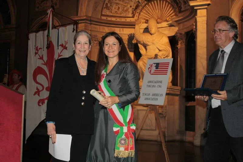 La fondatrice di AWA Jane Fortune con la vicesindaco Cristina Giacchi a Palazzo Vecchio