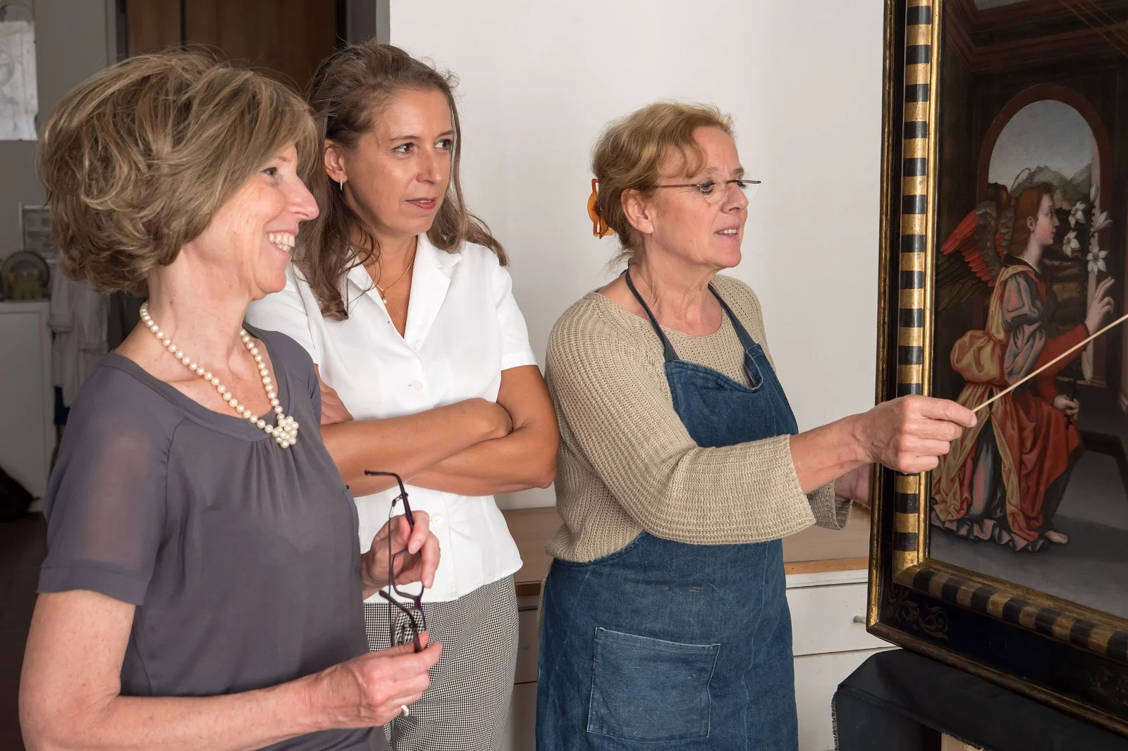 Le curatrici del Museo Serena Pini e Jennifer Celiani, con la restauratrice Rossella Lari