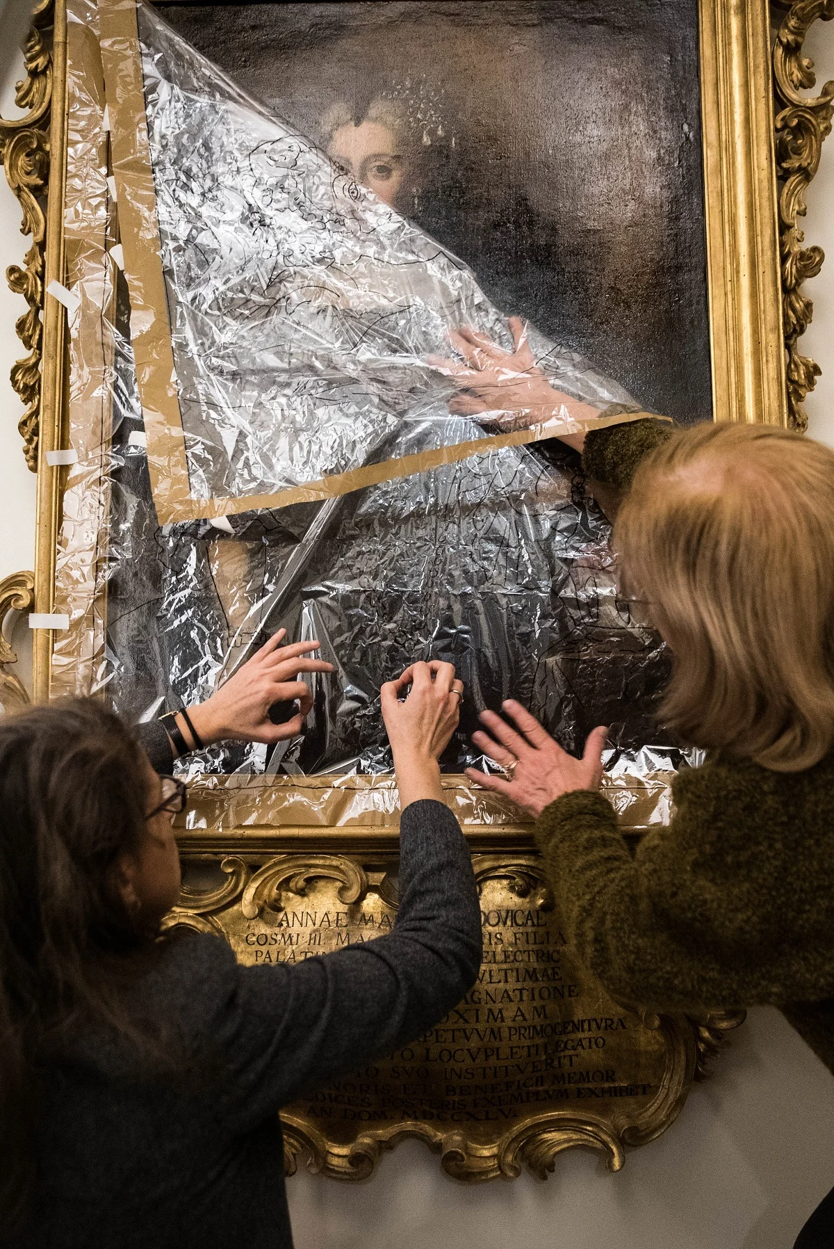 La restauratrice e la curatrice del progetto conducono ricerche artistiche.