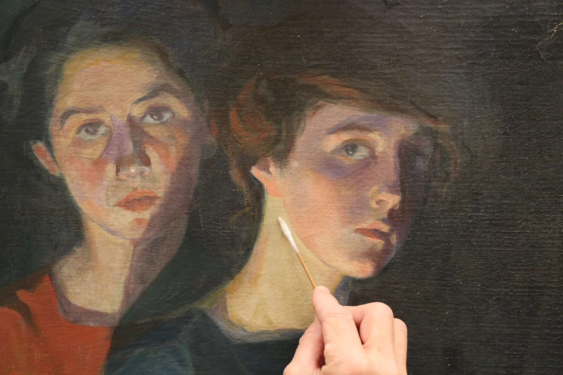 Cleaning The Three Sisters, Elisabeth's face