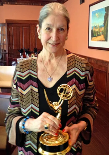 L’AUTRICE DI “INVISIBLE WOMEN” JANE FORTUNE CON L’EMMY