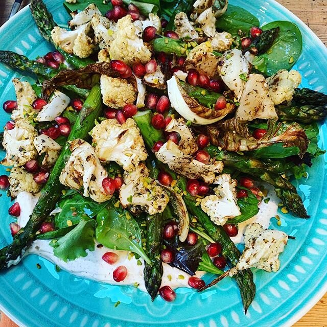 Roasted cauliflower with dukkah and griddled asparagus. Sitting on top of labneh that I made with my over supply of yoghurt. First time using @yarevalleyoils oak smoked rapeseed oil which added a lovely flavour.#eatincolor #eathealthy #eatyourveggies