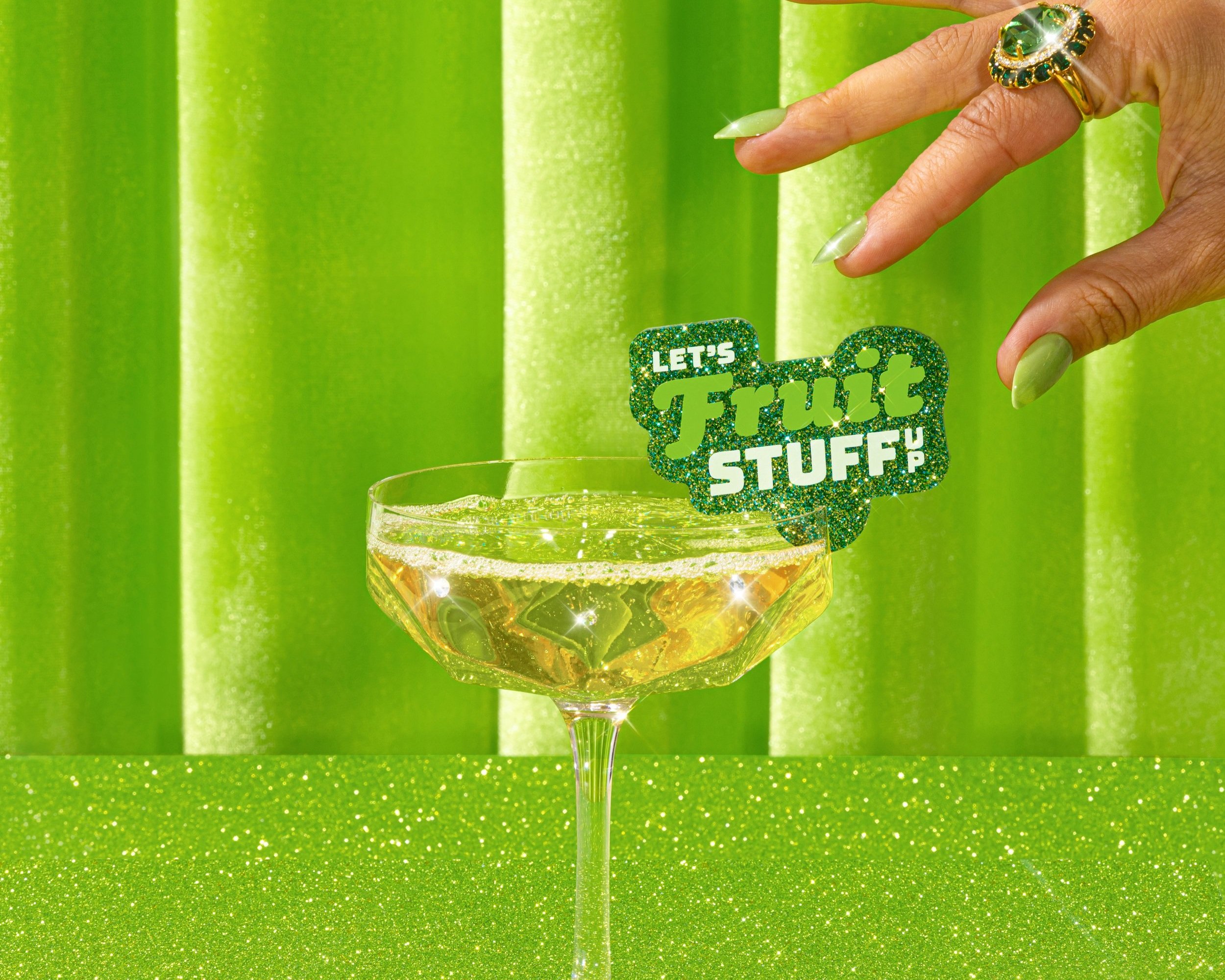 Welchs_2023_Holiday+Sparkling_Meta_Consideration_LFSU+Topper_InFeedStatic_1x1.jpg