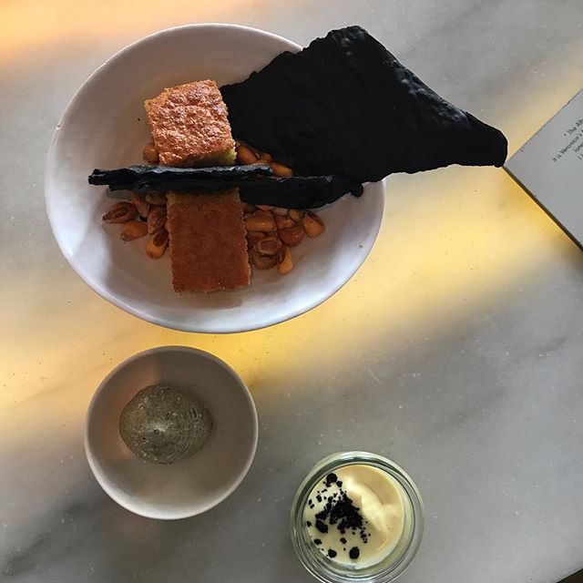 Cornbread and cracked corn awaiting the stunning ceviche at @a_cevicheria_chefkiko in Lisbon today. Worth a look at the slideshow if you are having a cheese sandwich at home. 💗#lisbon #ceviche #lunch #wine #weekendoff #sapnastewartandroariehavePickl
