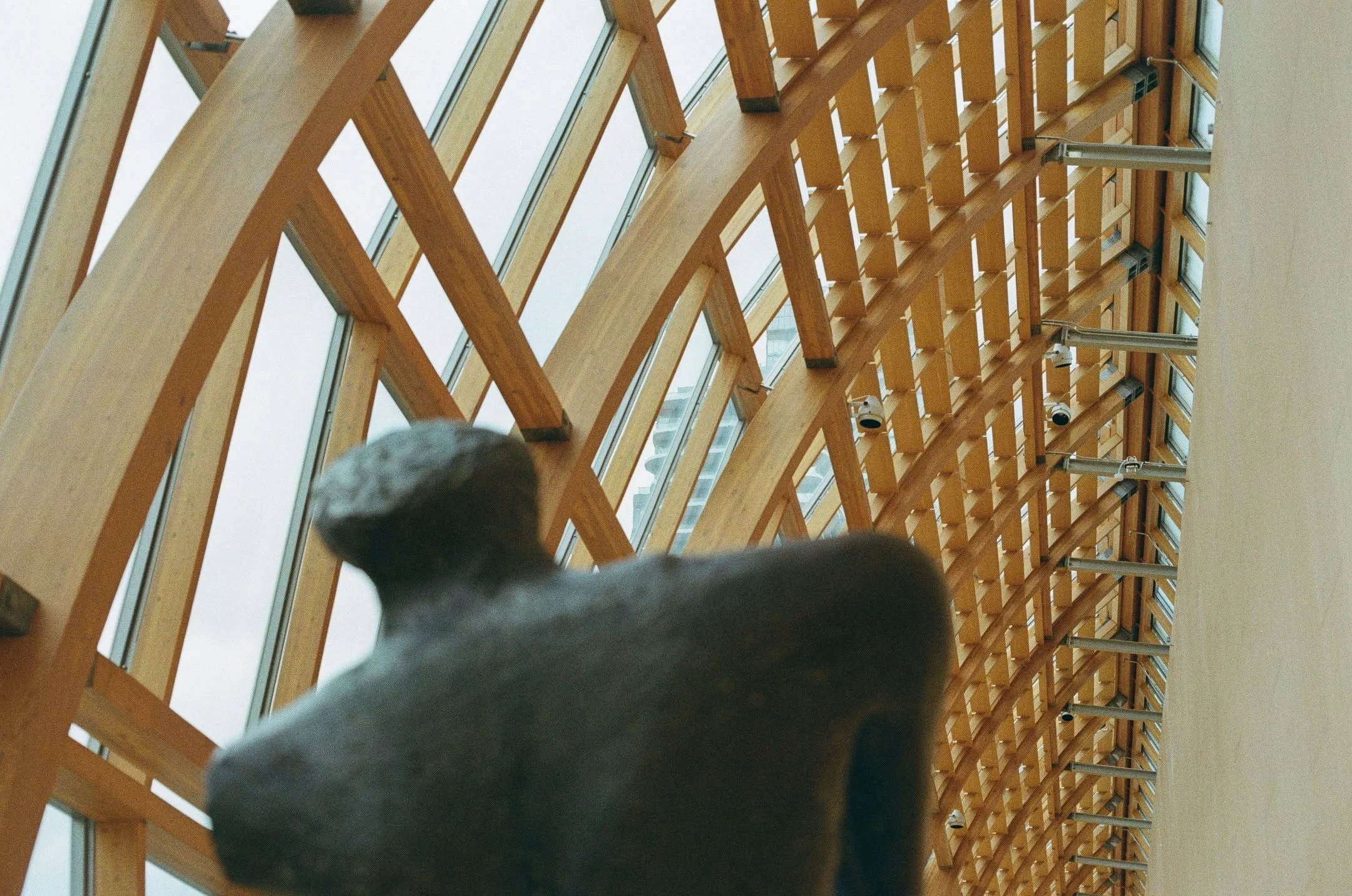 Adventures at @agotoronto with @kuscheln___ 🌀 (Part 2)
Shot on Minolta X-700 📸 with Kodak Portra 400 film.
#AGO #FrankGehry #35mmFilm #KodakPortra400 #MinoltaX700 #ArchitectureOnFilm #ArtGalleryOfOntario #AnalogPhotography #CreativeFieldTrip