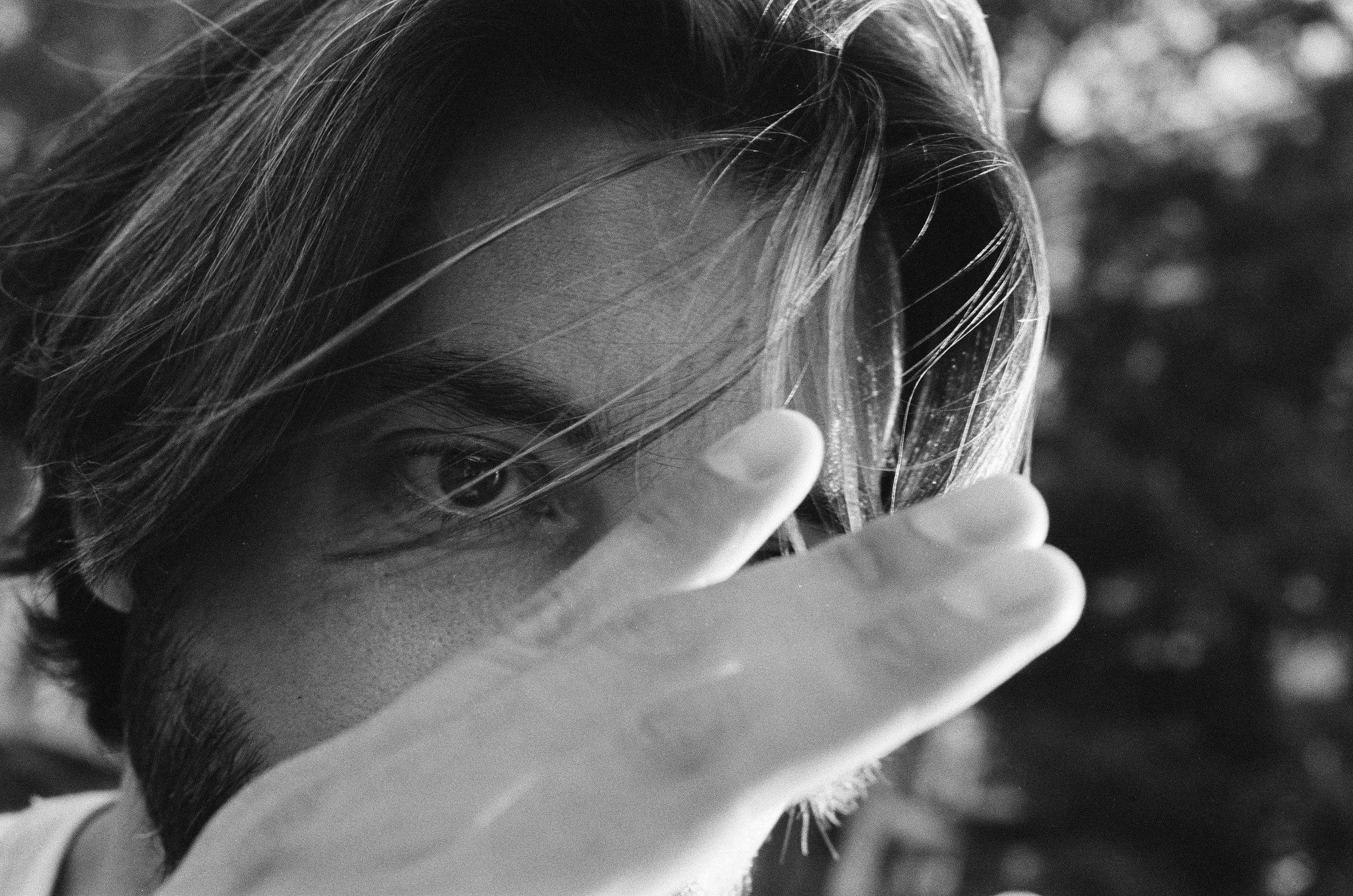 Depuis quelques années, par amitié et parce que je crois sincèrement en son talent, j’essaie d’intégrer mon ami @jdv08 dans le milieu dans lequel je travaille. Il a du goût, une belle sensibilité v