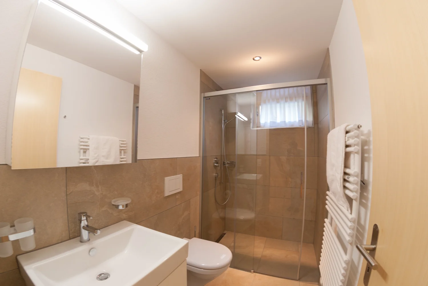 Badezimmer mit Regendusche