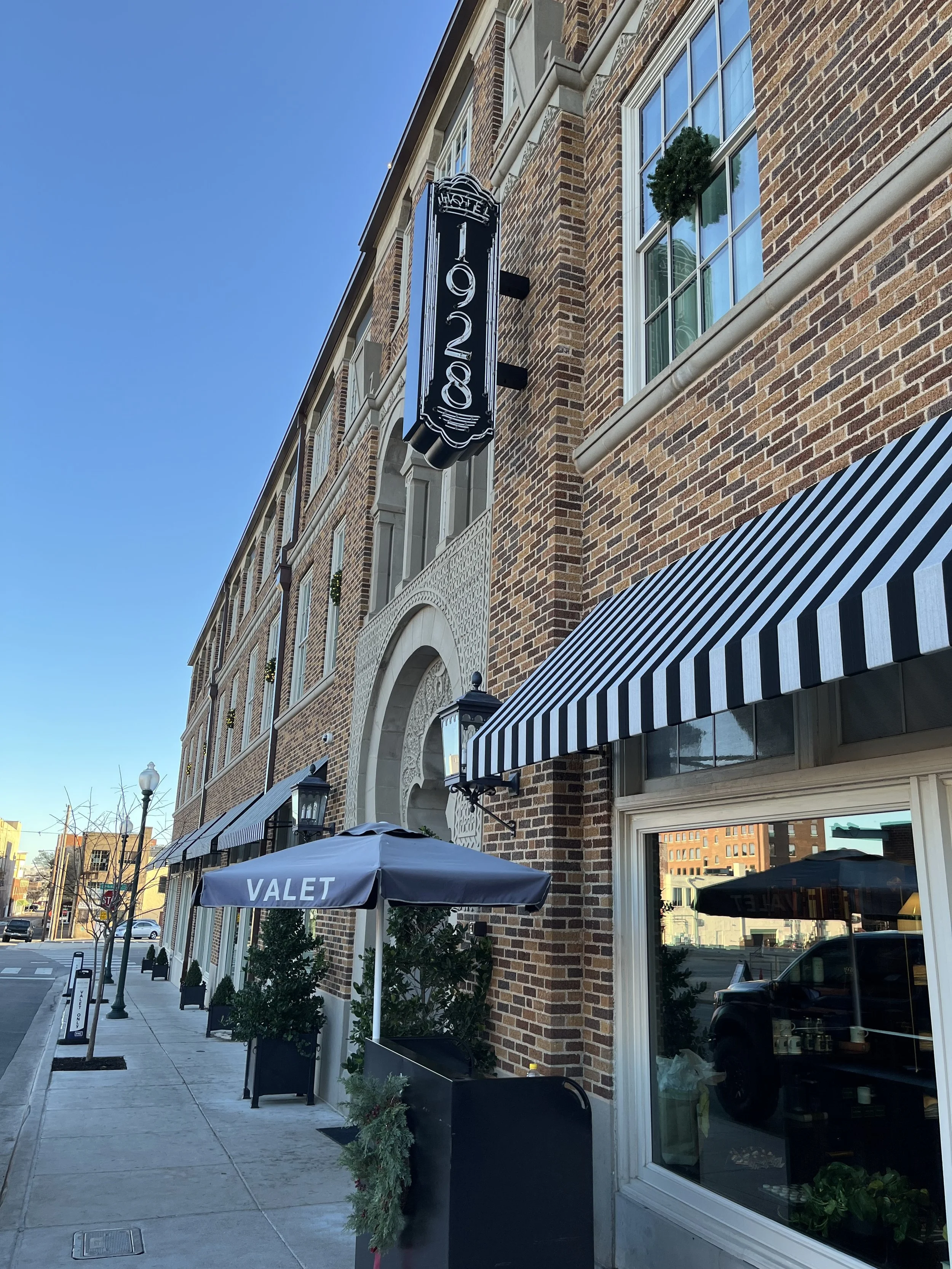 Looking for a Hotel 1928 Wedding Photographer? Here’s What to Ask Before Booking!