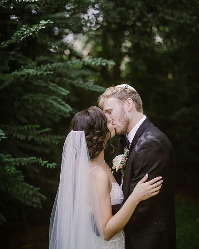 Kissing this cold-weathered week good bye and welcoming THANKSGIVING break with open arms! 🙌🏼 Isn&rsquo;t Rosie + her groom just so precious nestled among the pines? Holiday weddings are just around the corner and I loveeee seeing the use of evergr