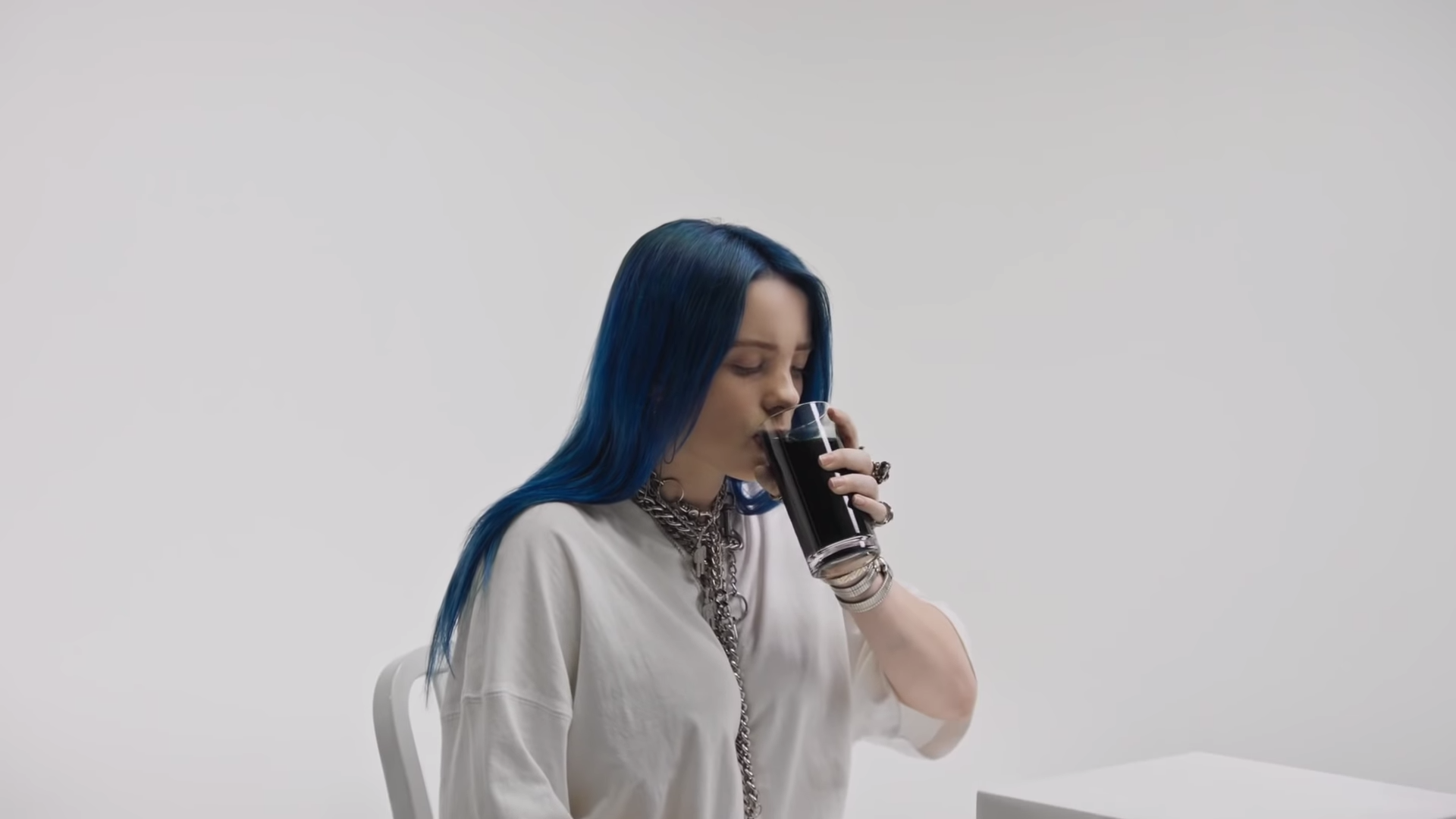 Billie Eilish - when the party's over 1-13 screenshot.png
