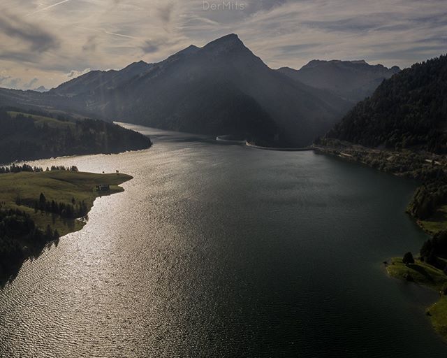 Sunset over the Hongrin water dam.
.
.
.
.
#revealabeautifulworld
#nature #outdoor #lake #mountains

#visitswitzerland #super_switzerland @MySwitzerland #flyswiss #switzerland #suisse #alps #iloveswitzerland #wu_switzerland #amazingswitzerland 
#iwil