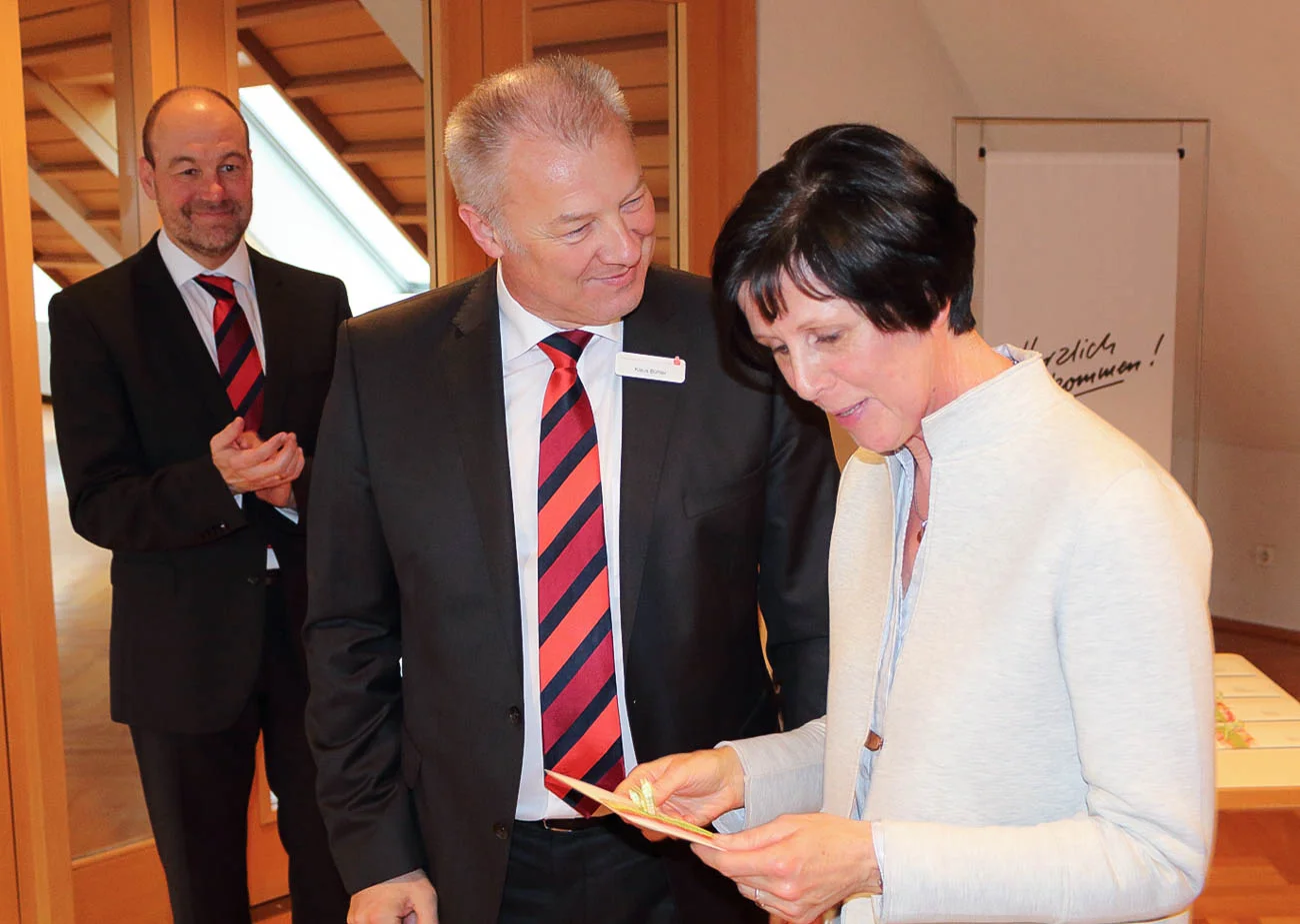 Bereichsdirektor Klaus Bühler mit der ersten Vorsitzenden bei der Spendenübergabe