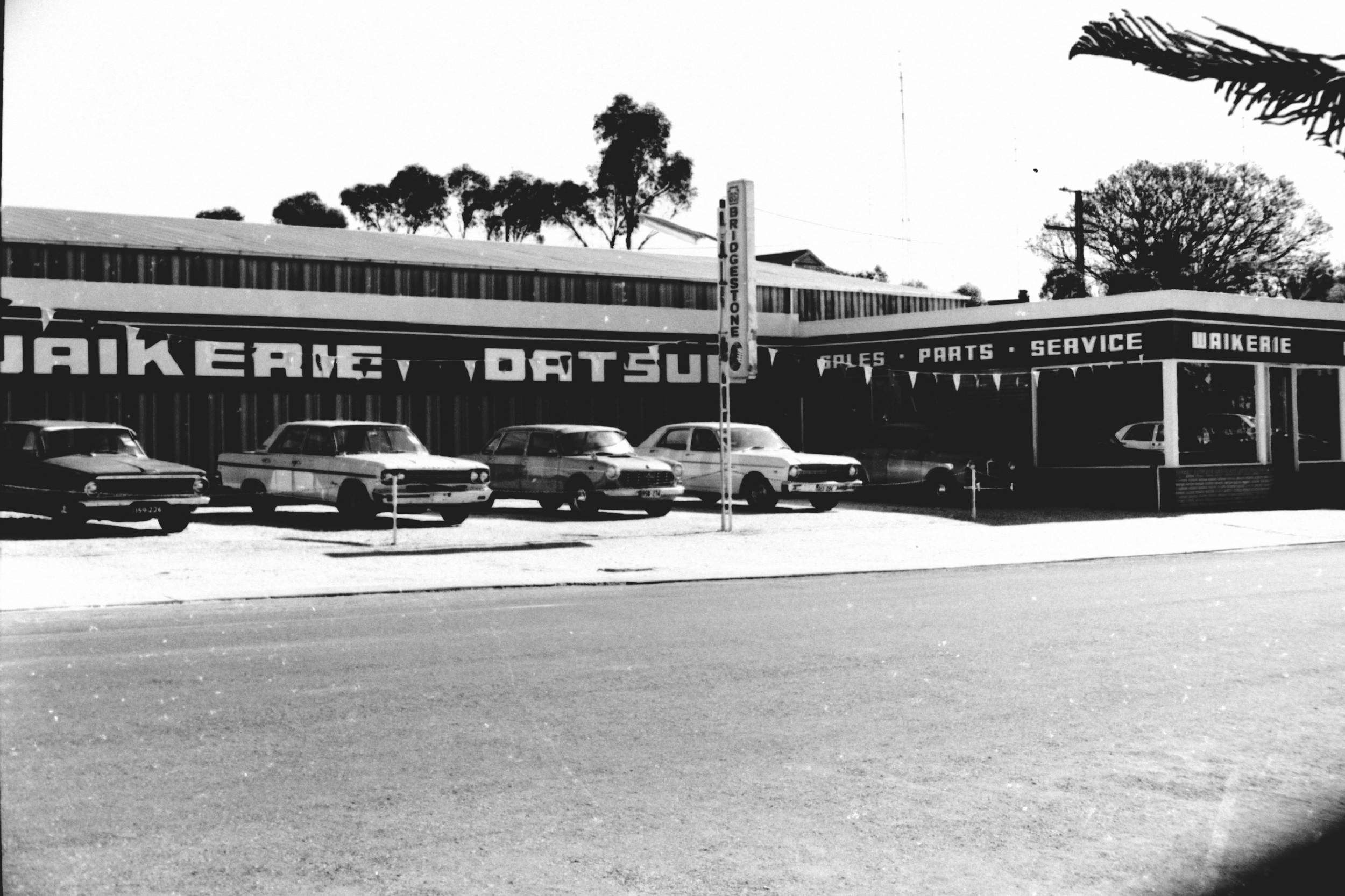 waikerie car yard guess 1975.jpg