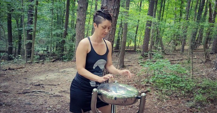More outdoor musical adventures! Came across these primitive Idiophones in a trail behind the chapel hill library. 😘 w/ @edgeofdreaming 
.
.
.
.
.
.
#hiking #chapelhill #gooutside #idiophone #xylophone #hankdrum #adventure #nature #fun