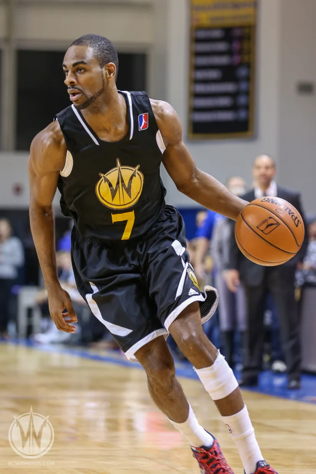 Elliot Williams dribble to the basket at the Santa Cruz Warriors game on January 2, 2015 at Kaiser Permanente Arena in Santa Cruz, California. (Photo: Tim Cattera Photography/SC Warriors 2015)
