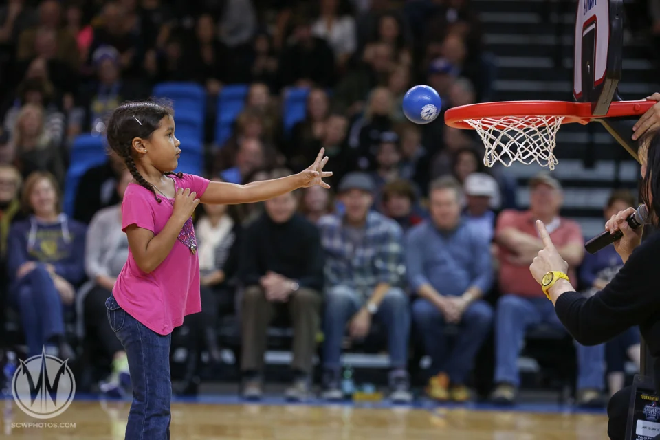 A different approach to the dunk contest at the Santa Cruz Warriors game on January 2, 2015 at Kaiser Permanente Arena in Santa Cruz, California. (Photo: Tim Cattera Photography/SC Warriors 2015)