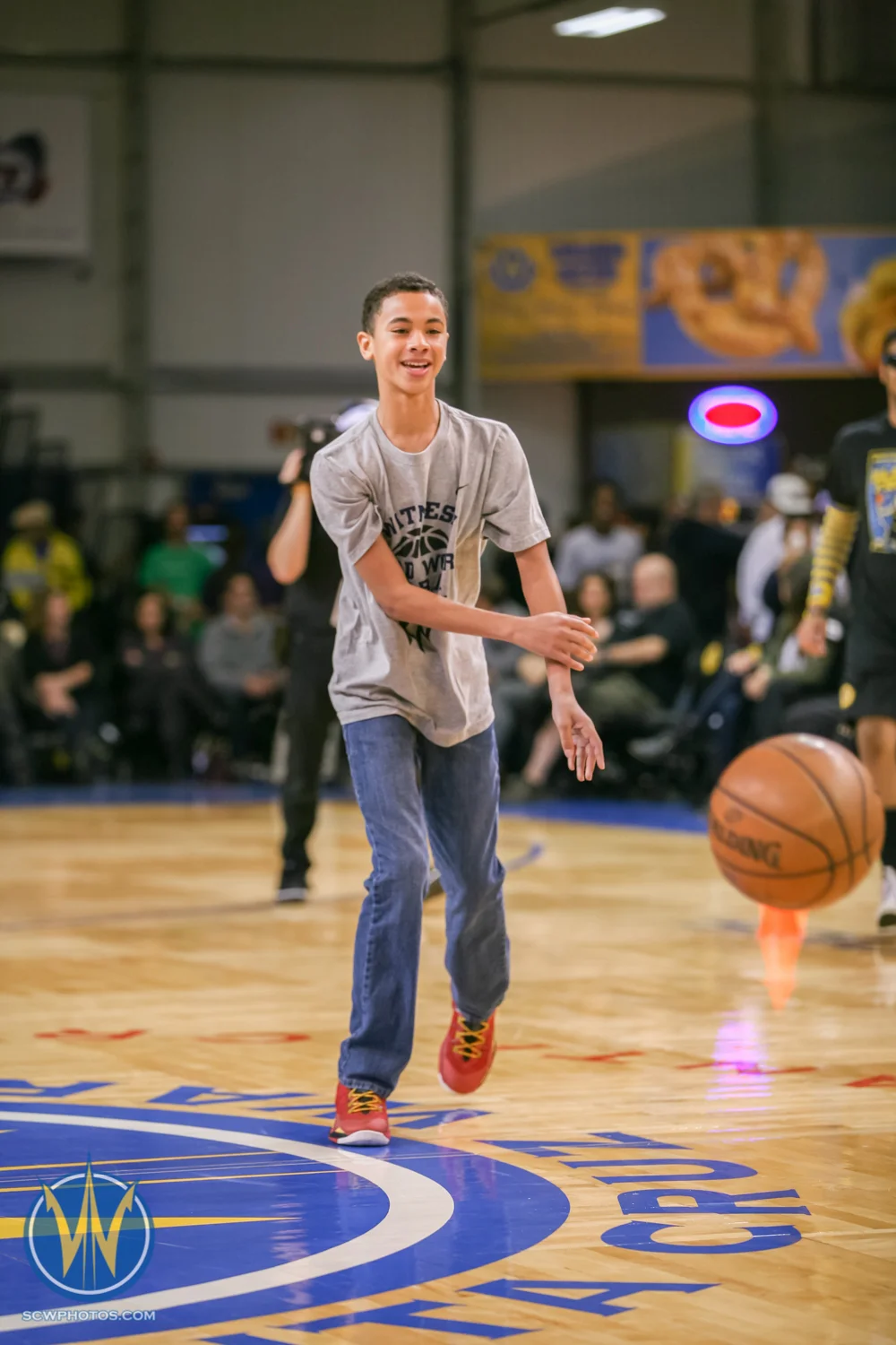 A fan shoots the ball during the Martinelli's Skills Challenge at the Santa Cruz Warriors game on December 12, 2014 at Kaiser Permanente Arena in Santa Cruz, California. (Photo: Tim Cattera Photography/SC Warriors 2014)