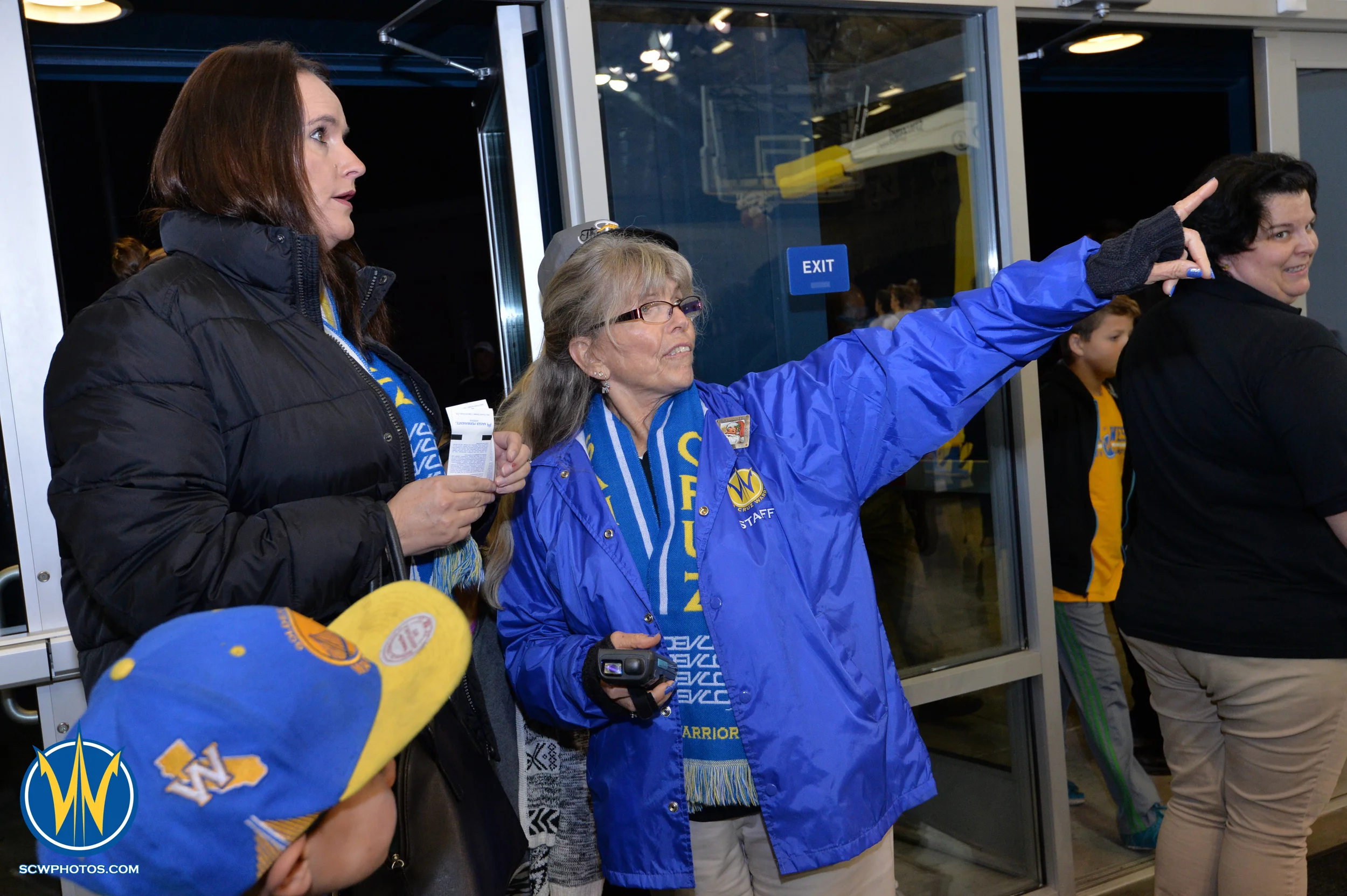 Warrior staff showing fan where her seats area at the Santa Cruz Warriors game on 12/19/15 at Kaiser Permanente Arena in Santa Cruz, California. (Photo: (Pasag Photography)/ SC Warriors 2015) 