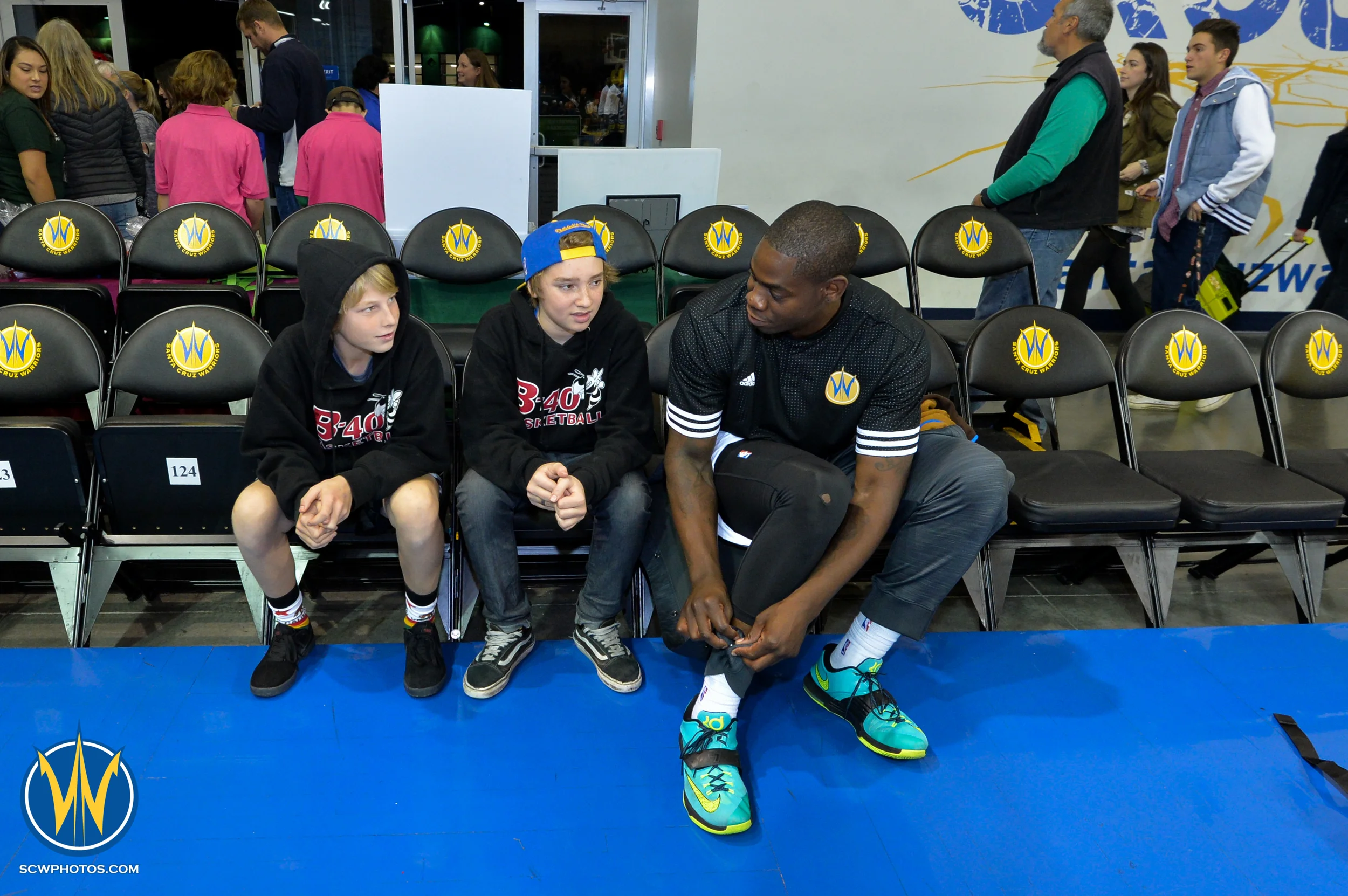 #18 Ronnie Brewer chatting with fans during warmups at the Santa Cruz Warriors game on 12/19/15 at Kaiser Permanente Arena in Santa Cruz, California. (Photo: (Pasag Photography)/ SC Warriors 2015) 