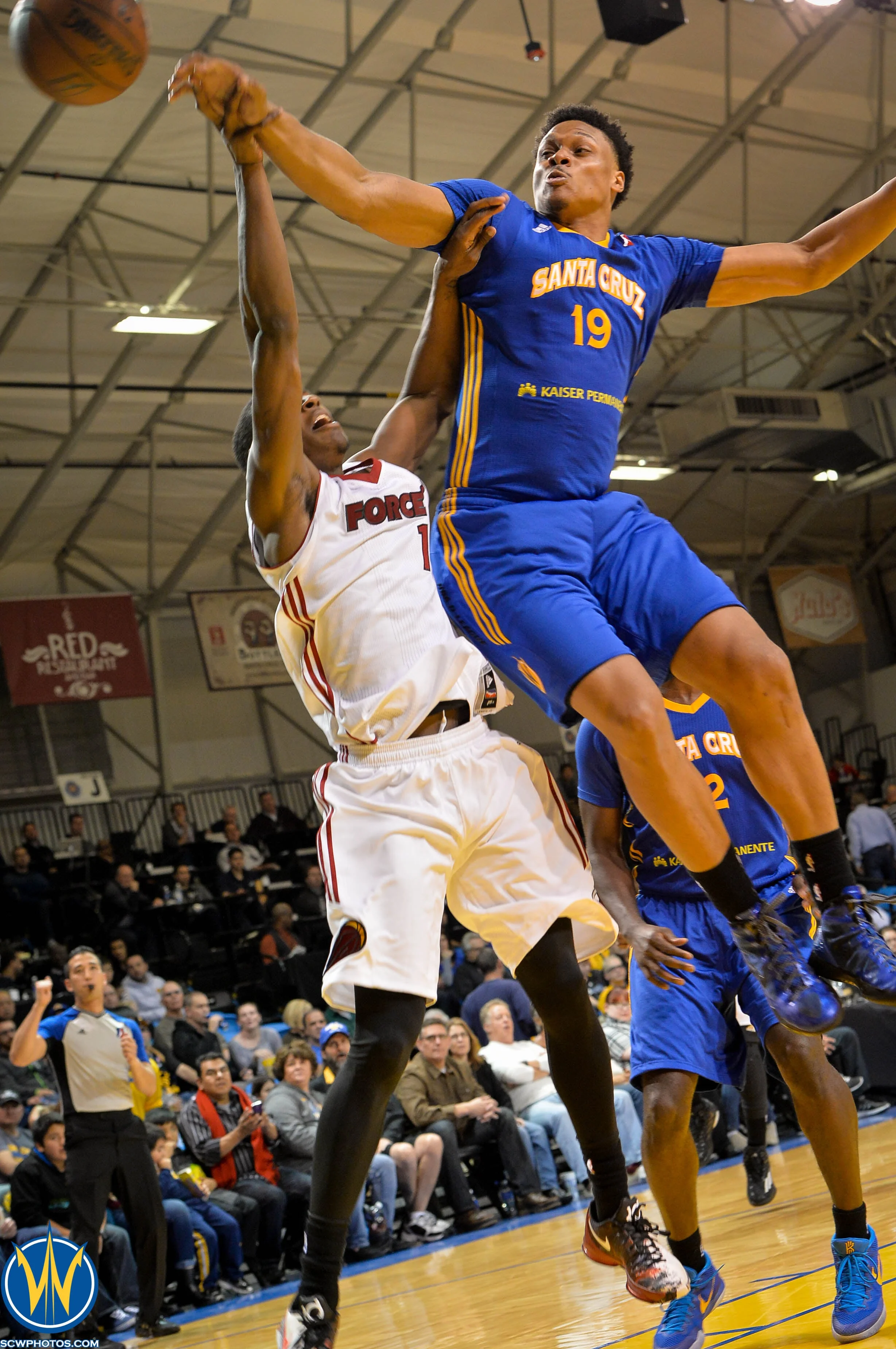 Kyle Orton #19 with the block at the NBA D-League Showcase 2016 Day 4 Sioux Falls Skyforce vs the Santa Cruz Warriors game on 01/09/16 at Kaiser Permanente Arena in Santa Cruz, California. (Photo: Phil Pasag /SC Warriors 2016)