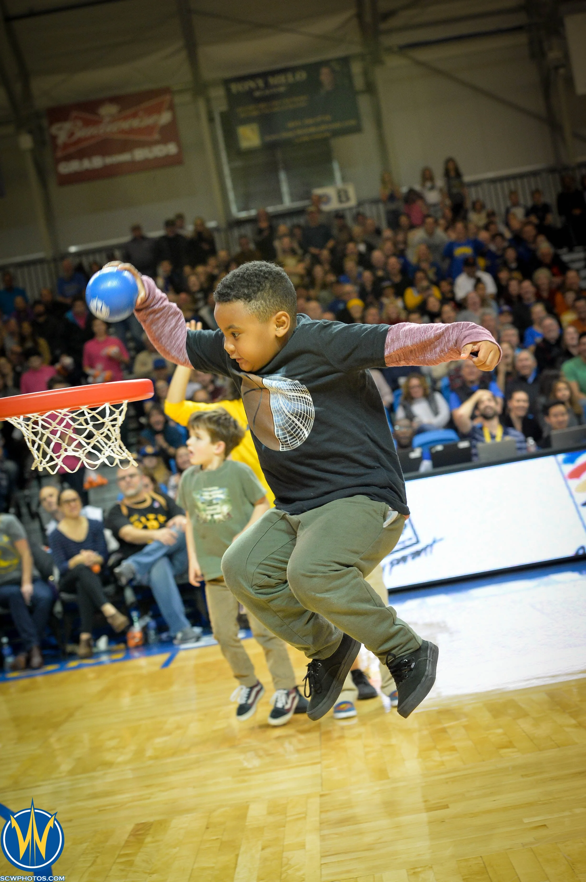 Warrior fans participate in a promotional game during a timeout at the NBA D-League Showcase 2016 Day 4 Sioux Falls Skyforce vs the Santa Cruz Warriors game on 01/09/16 at Kaiser Permanente Arena in Santa Cruz, California. (Photo: Phil Pasag /SC Warriors 2016)