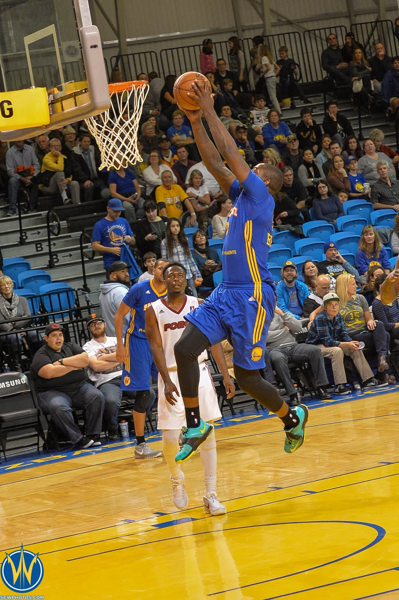 Ronnie Brewer #18 with the slam dunk at the NBA D-League Showcase 2016 Day 4 Sioux Falls Skyforce vs the Santa Cruz Warriors game on 01/09/16 at Kaiser Permanente Arena in Santa Cruz, California. (Photo: Phil Pasag /SC Warriors 2016)