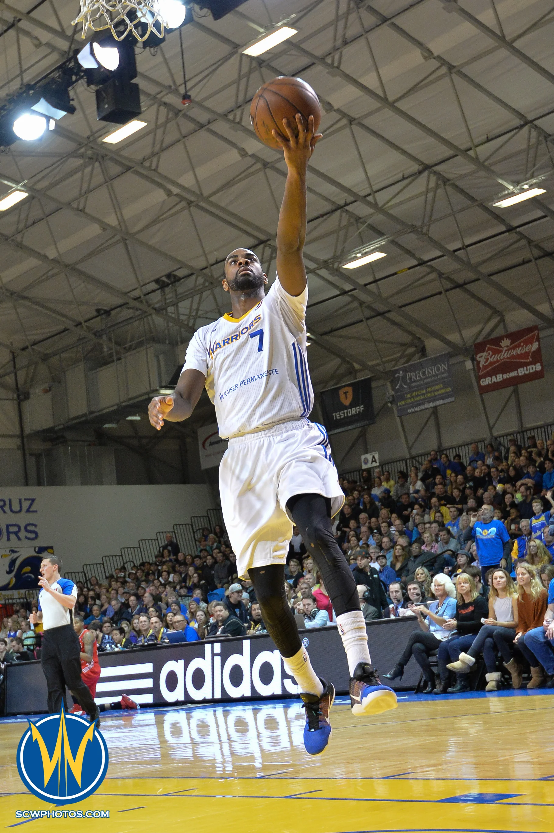  Elliot Williams #7 with the layup against the Rio Grande Valley Vipers at the Santa Cruz Warrior game on 1/22/16 at Kaiser Permanente Arena in Santa Cruz California. (Phil Pasag/SC Warriors 2015)