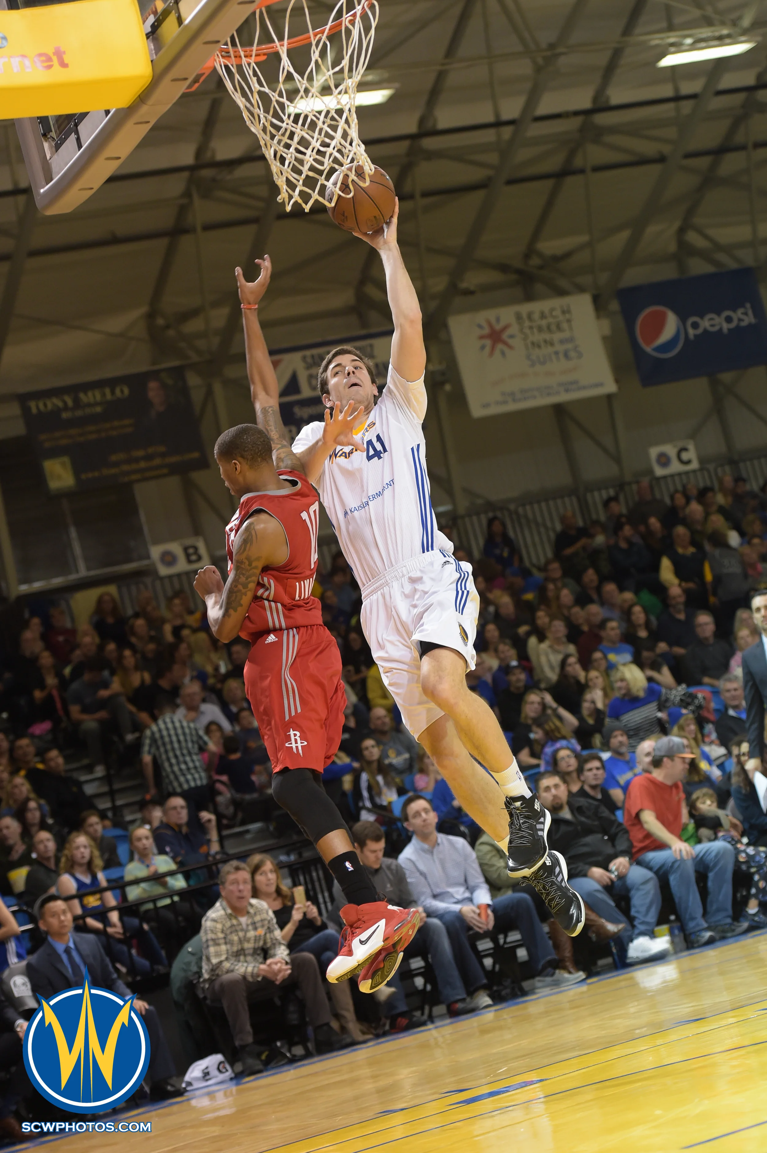  Daniel Coursey #41 with the layup against the Rio Grande Valley Vipers at the Santa Cruz Warrior game on 1/22/16 at Kaiser Permanente Arena in Santa Cruz California. (Phil Pasag/SC Warriors 2015)