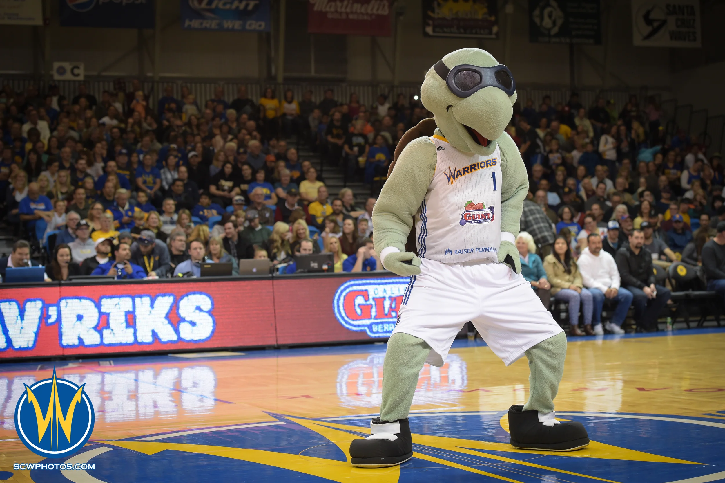 Mav'Riks performing his dance moves at the Santa Cruz Warrior game on 1/23/16 at Kaiser Permanente Arena in Santa Cruz California. (Phil Pasag/SC Warriors 2015)