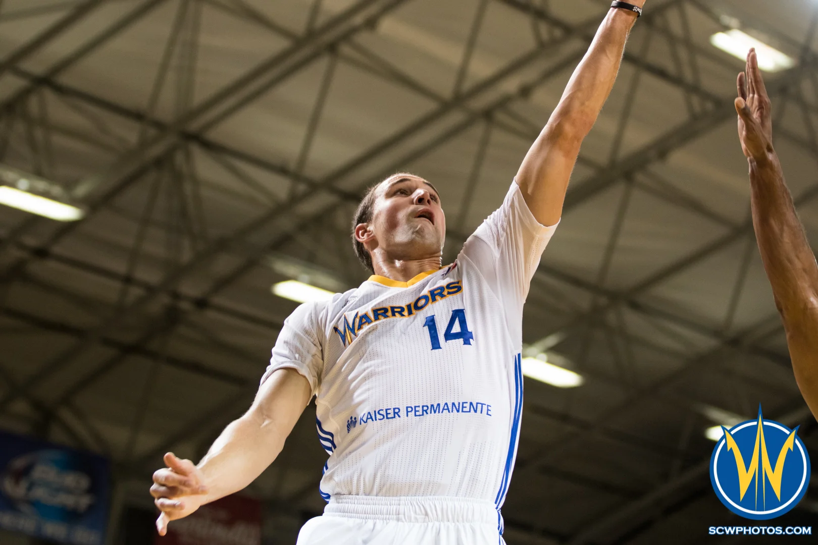 Aaron Craft lays the ball up at Kaiser Permanente Arena on January 20, 2016 (Photo: Ariel Nava Photography)