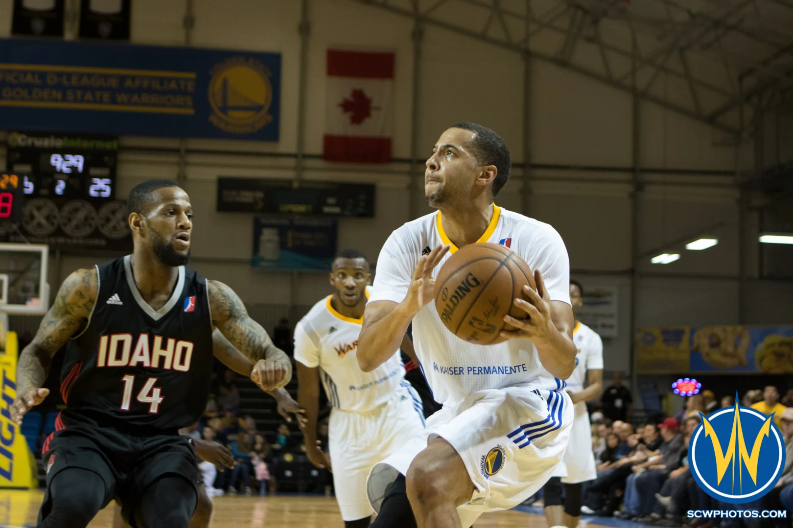 Verdell Jones drives against the Stampede defense at Kaiser Permanente Arena on January 20, 2016 (Photo: Ariel Nava Photography)