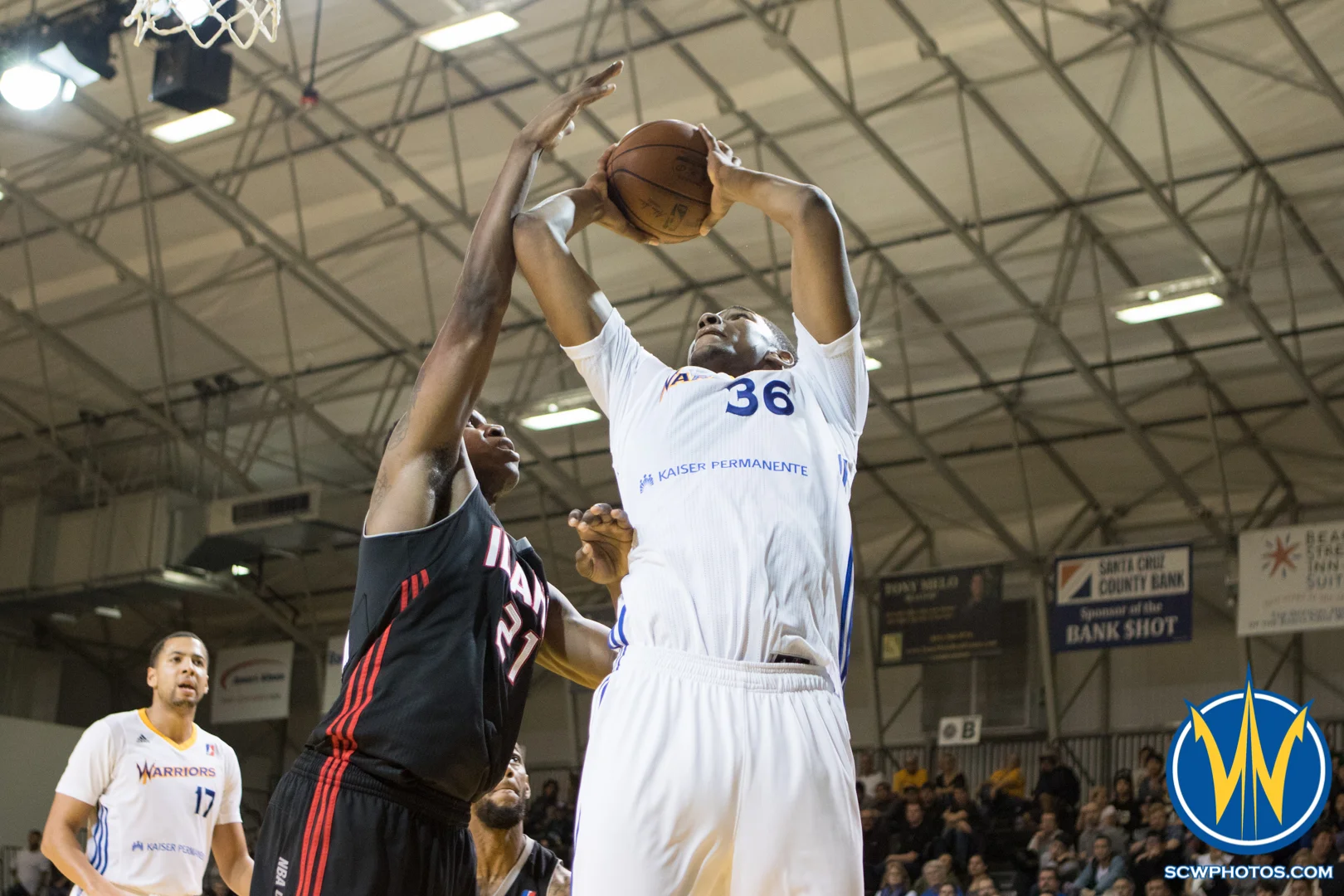 Kevon Looney goes up for a contested layup at Kaiser Permanente Arena on January 20, 2016 (Photo: Ariel Nava Photography)