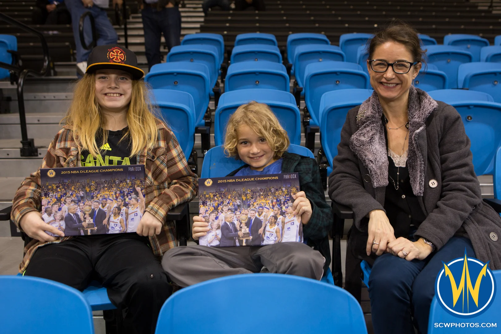 Two young fans show off their door give away banners at Kaiser Permanente Arena on January 20, 2016 (Photo: Ariel Nava Photography)