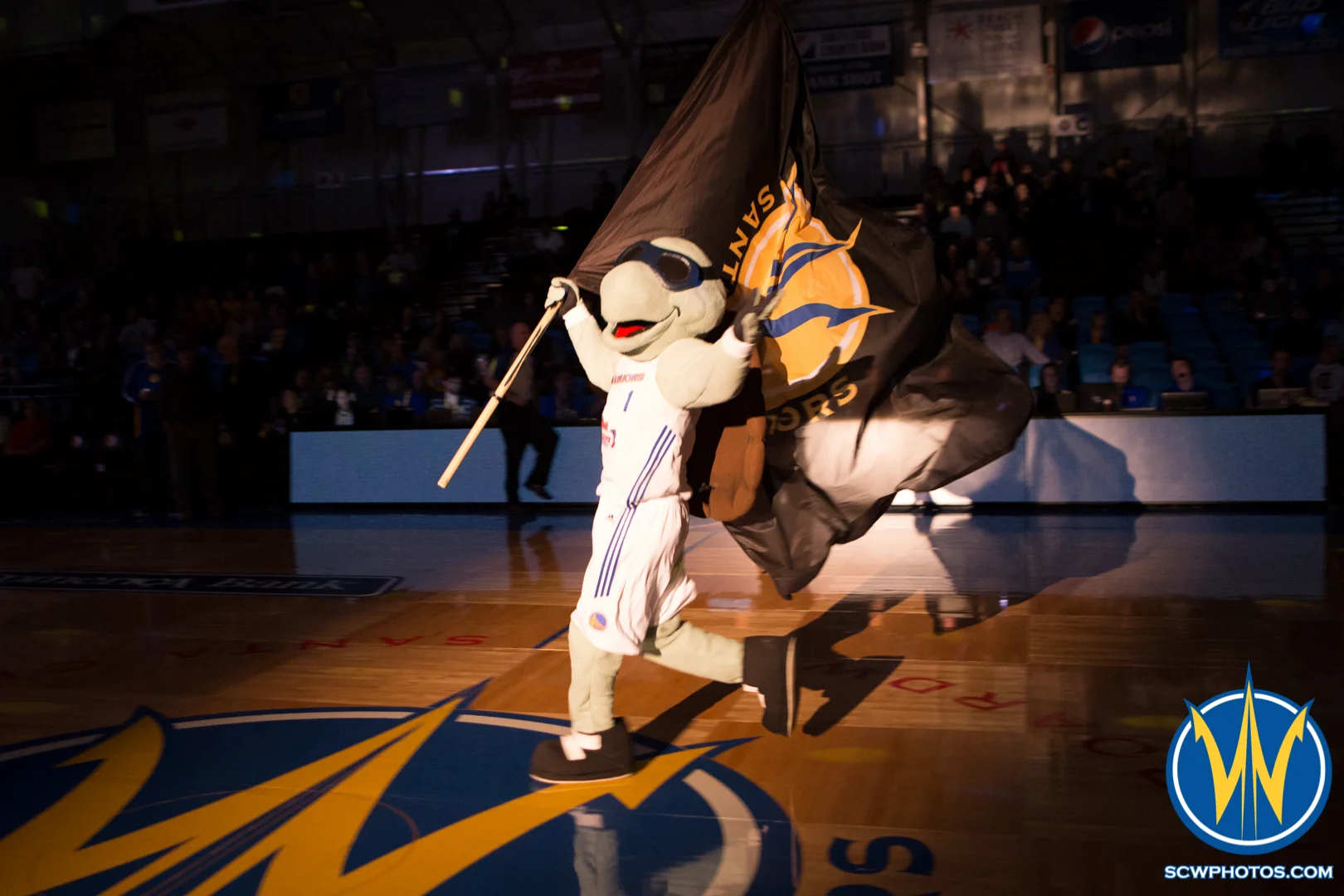 Mav'riks gets the crowd ready as he leads the Pod Squad onto the court at Kaiser Permanente Arena on January 20, 2016 (Photo: Ariel Nava Photography)