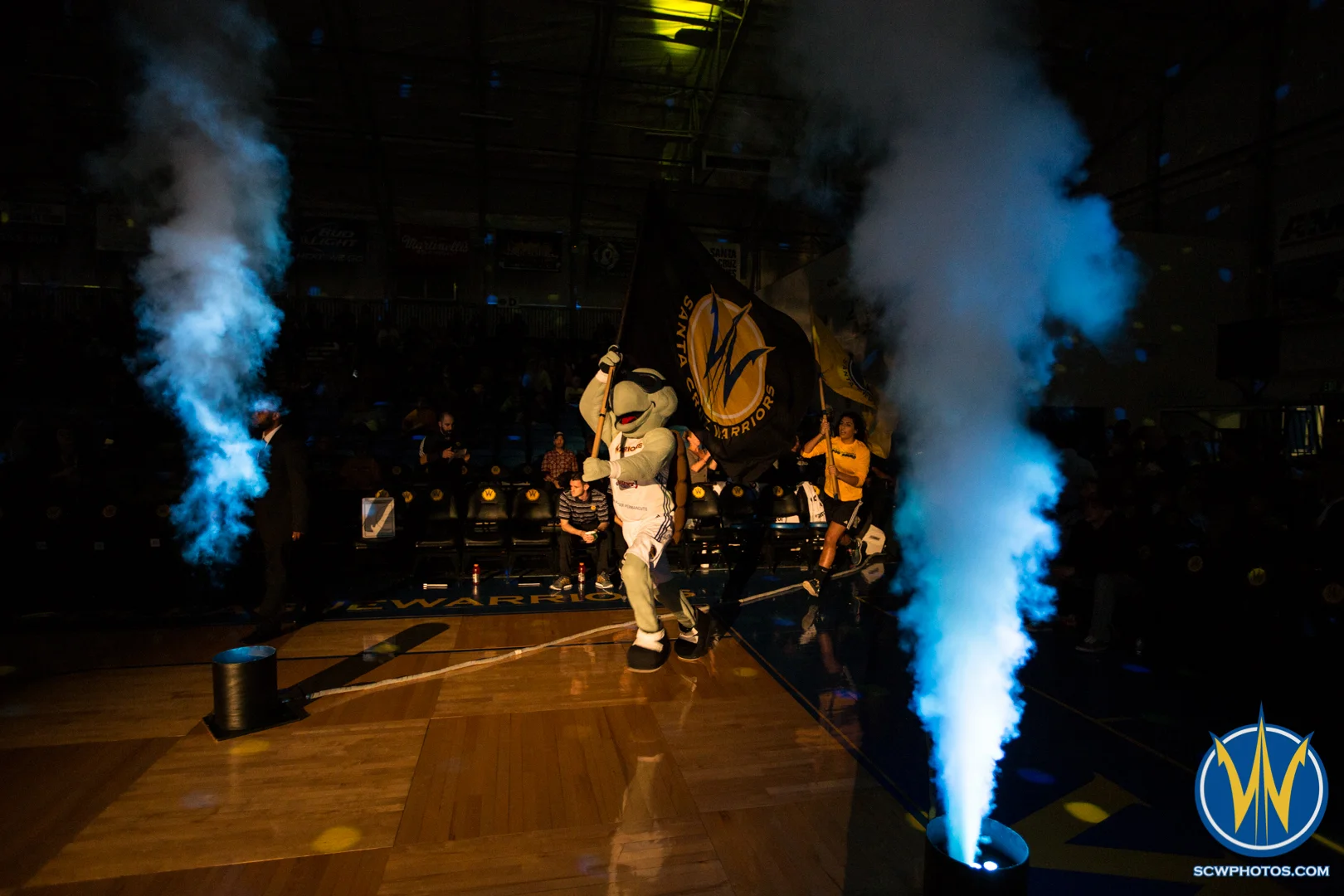 Mav'Riks rushes onto the court to welcome the fans at Kaiser Permanente Arena on February 19, 2016 (Photo: Ariel Nava Photography)